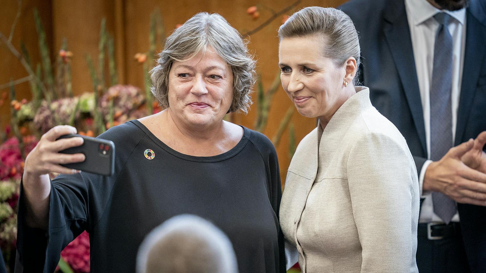Her ses Mette Gjerskov med statsminister Mette Frederiksen. 