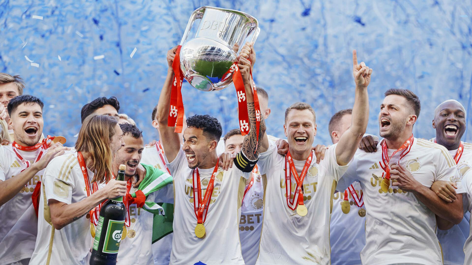 Det er bl.a. pokalen her, der har fået sig en sejltur i de københavnske kanaler.