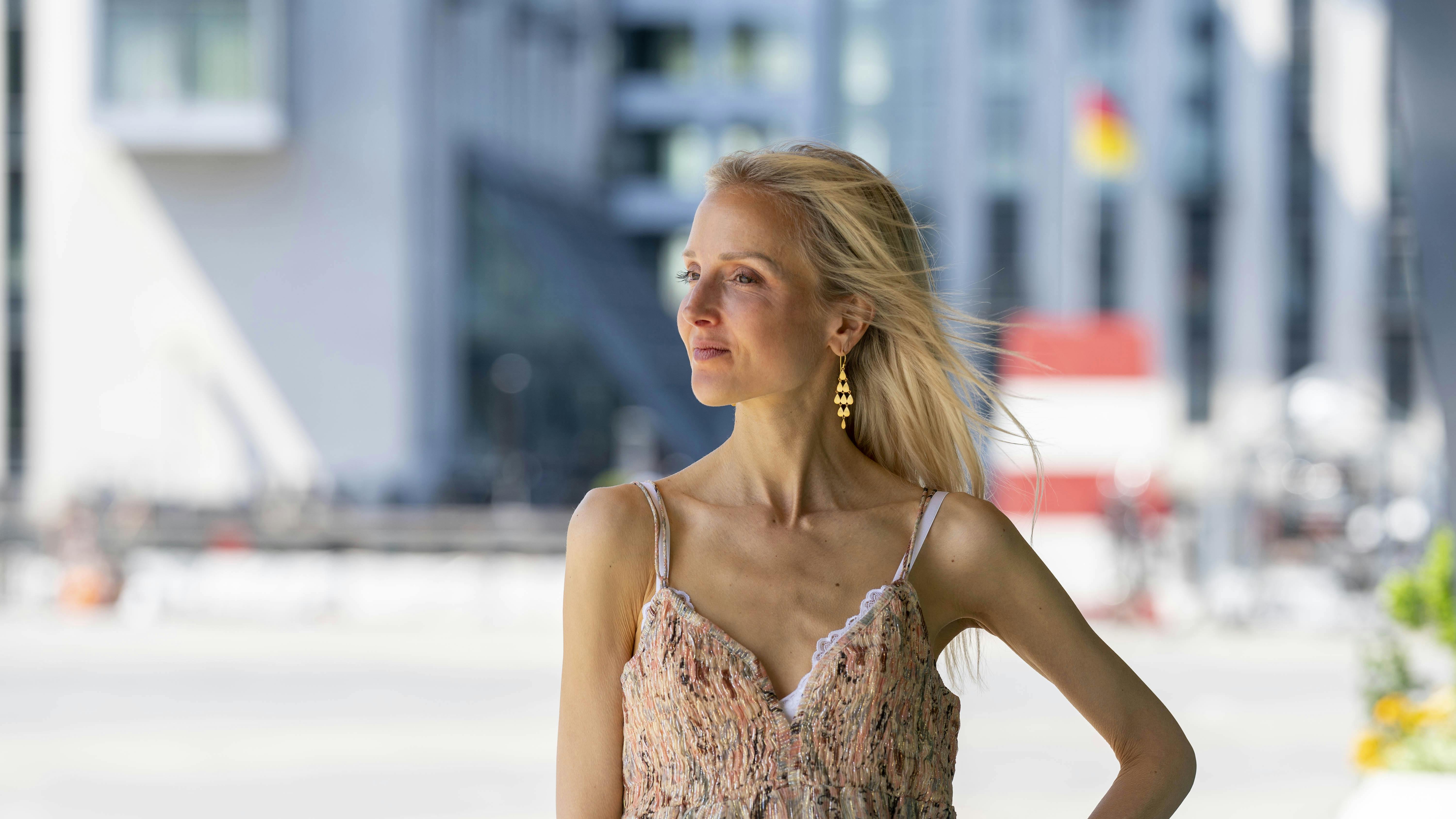 Mai Manniche leder efter en kæreste.