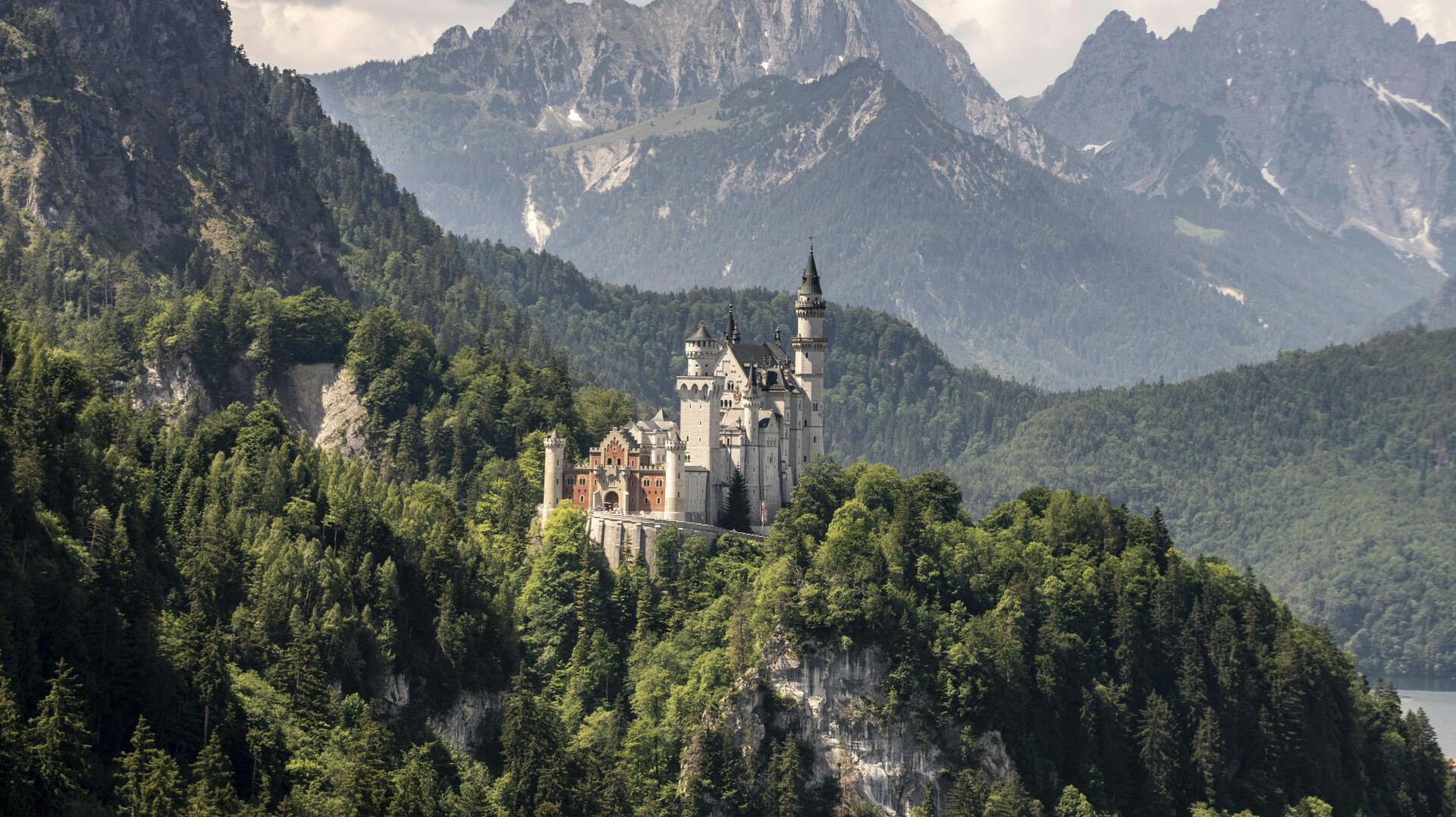 En amerikansk mand er blevet tiltalt, efter han i sidste uge skubbede to turister ud over en bro i det sydlige Tyskland.