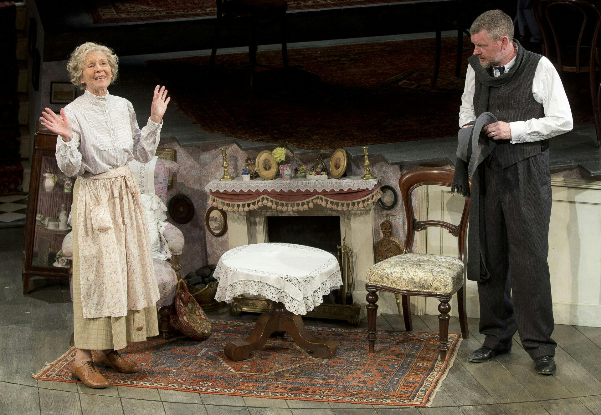 Angela Thorne på scenen med medskuespiller&nbsp;Gordon Sinclair i 2013.