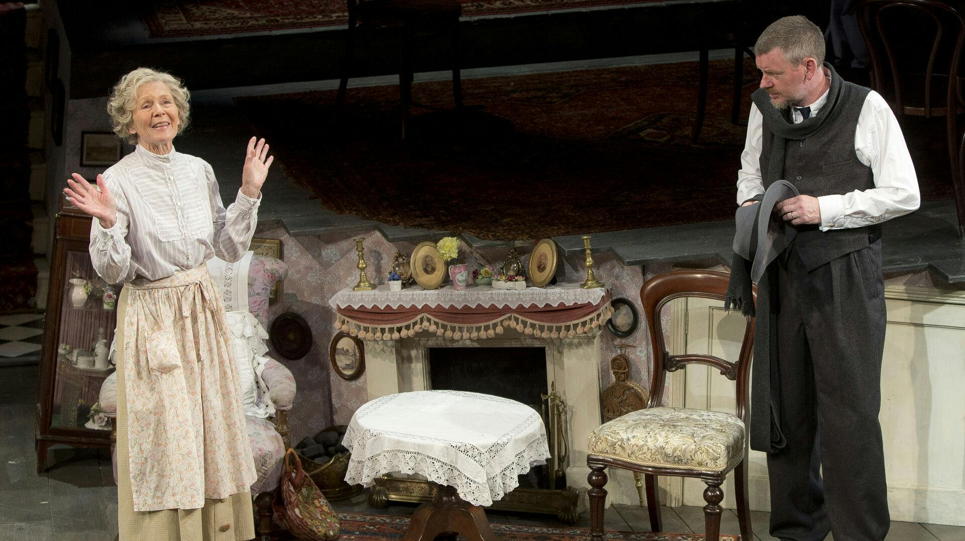 Angela Thorne på scenen med medskuespiller Gordon Sinclair i 2013.