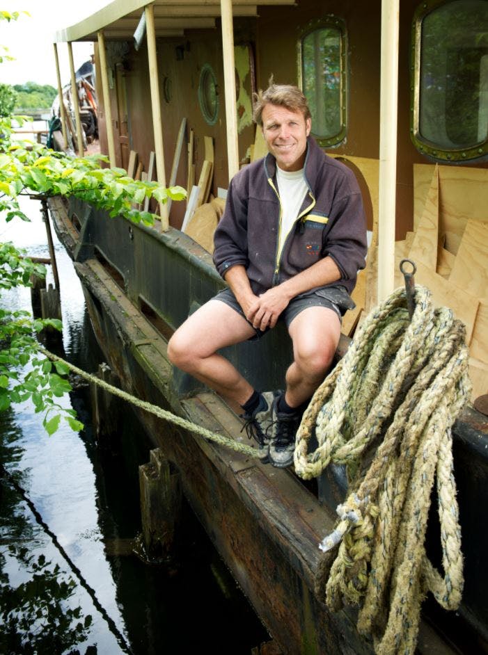 Mikkel Beha på husbåden Atlas, som han har brugt mange timer på at gøre beboelig.
