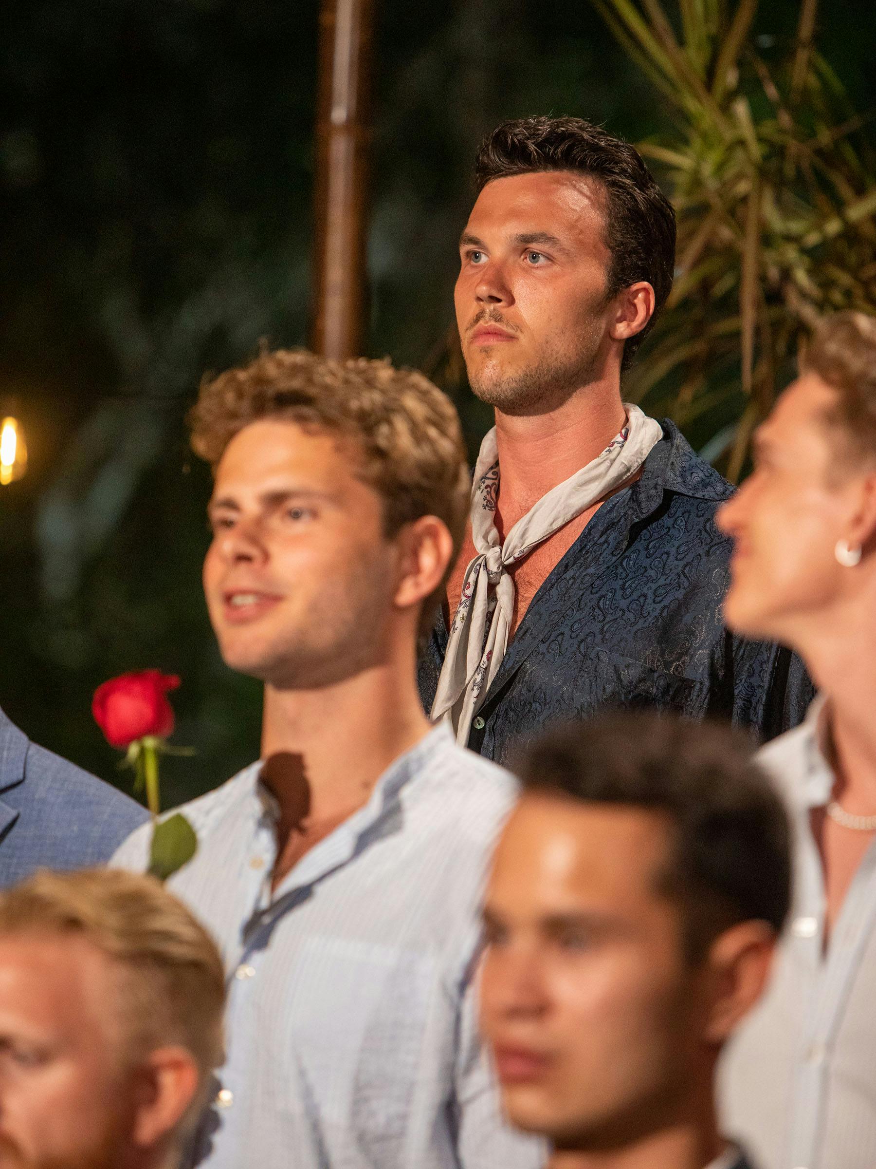 Stig smiler i forgrunden med rosen fra Mette Sommer, mens Boris i dagens roseceremoni har det noget strammere.