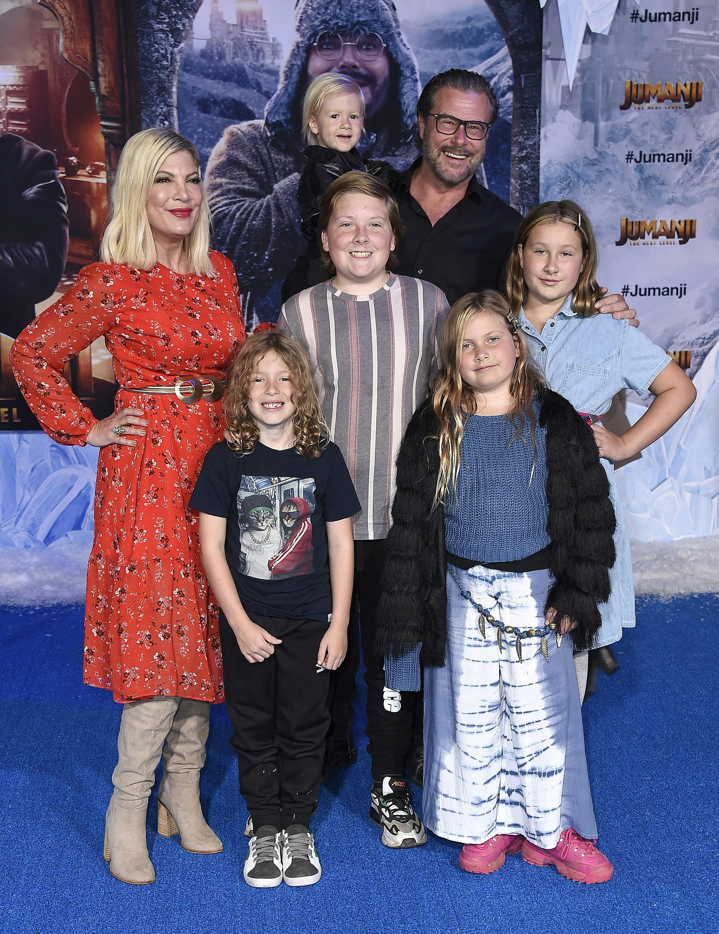 Parret har sammen døtrene Stella Doreen på 14, Hattie Margaret på 11 og sønnerne Liam Aaron på 16, Finn Davey på ti og Beau Dean på seks.