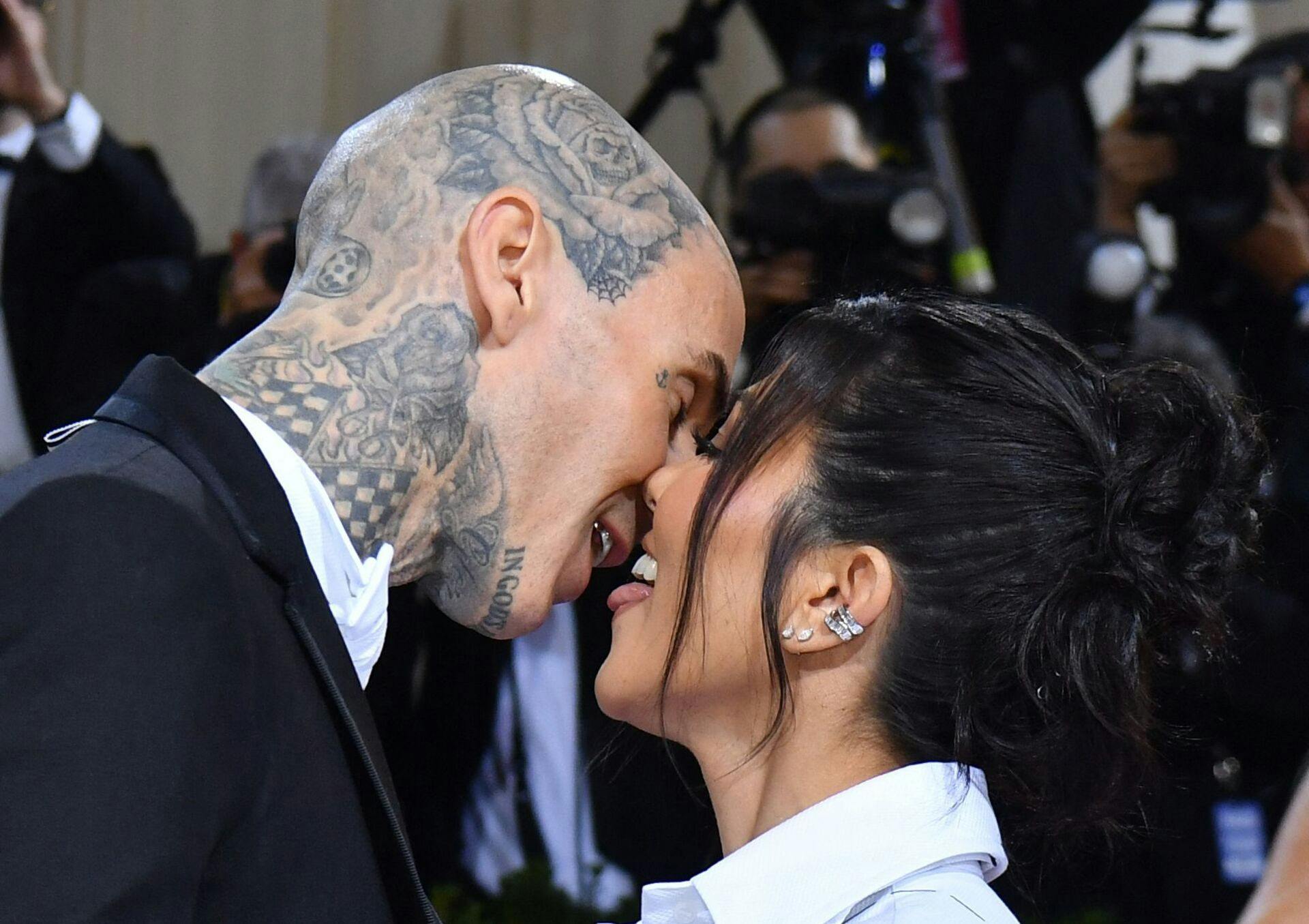 Her er blot en af de utallige gange Kourtney Kardashian og Travis Barker er blevet fanget i en snav. 