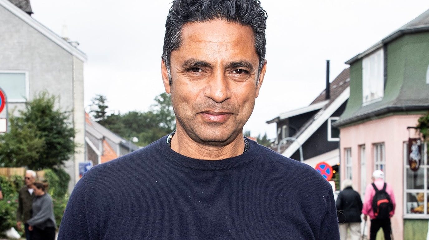 Manu Sareen har foreløbigt ingen planer om at flytte sammen med sin kæreste, Maria. 