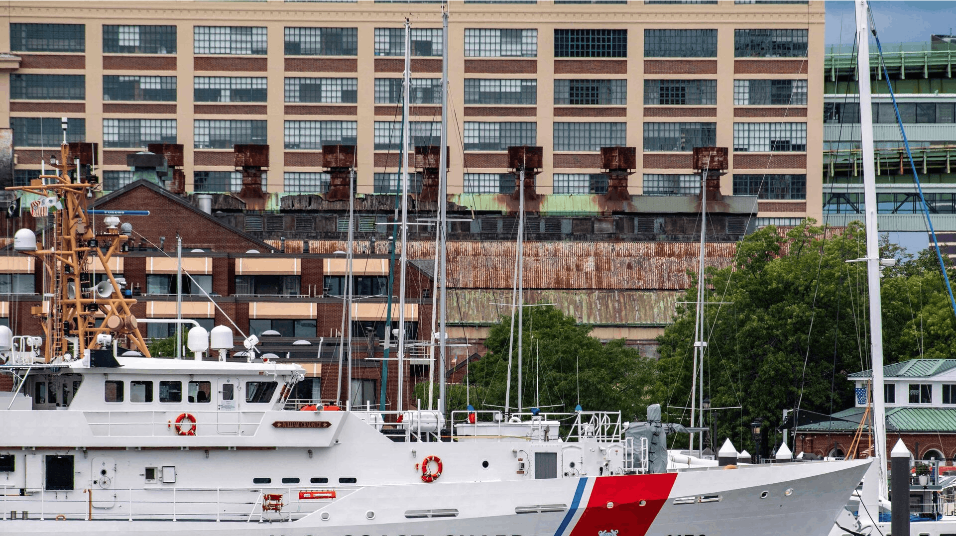 En turistubåd er forsvundet på vej til det sunkne skib Titanic. Ombord er blandt andet en pakistansk far og søn.