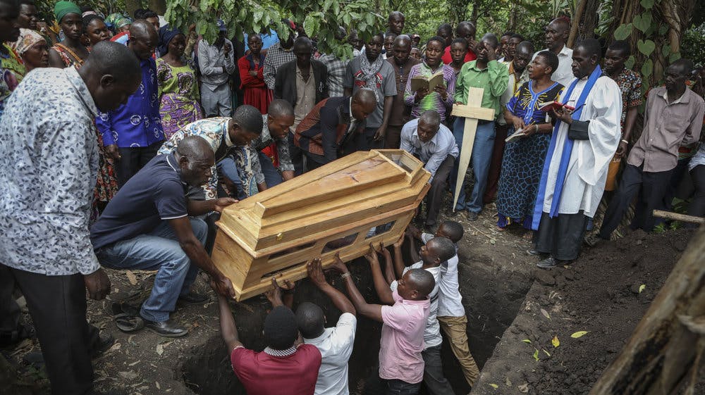Af de 42 dræbte i skolemassakren i Uganda fredag aften var 37 elever. Her bliver en af dem begravet. 