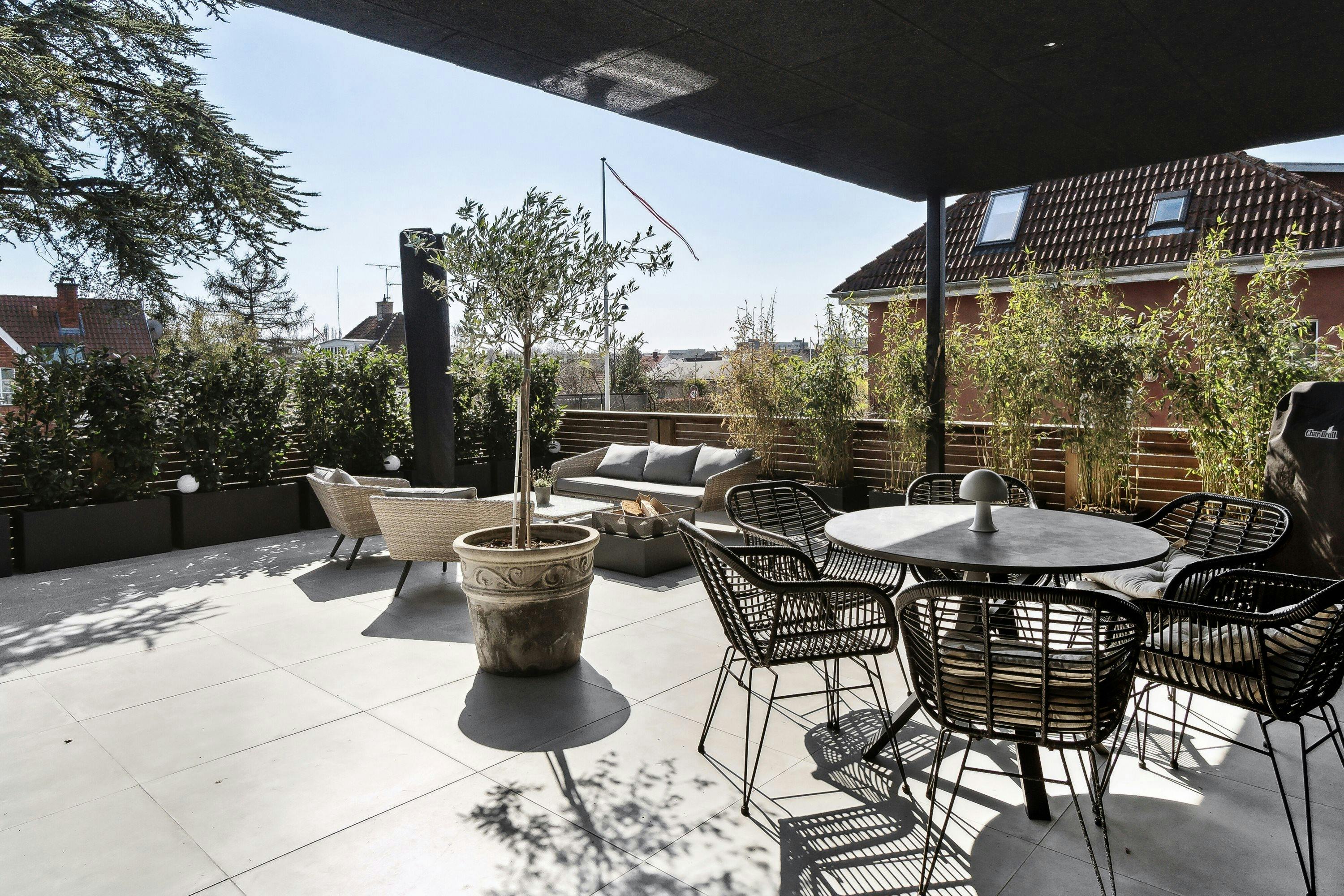 Der hører naturligvis også en fantastisk terrasse med til huset 