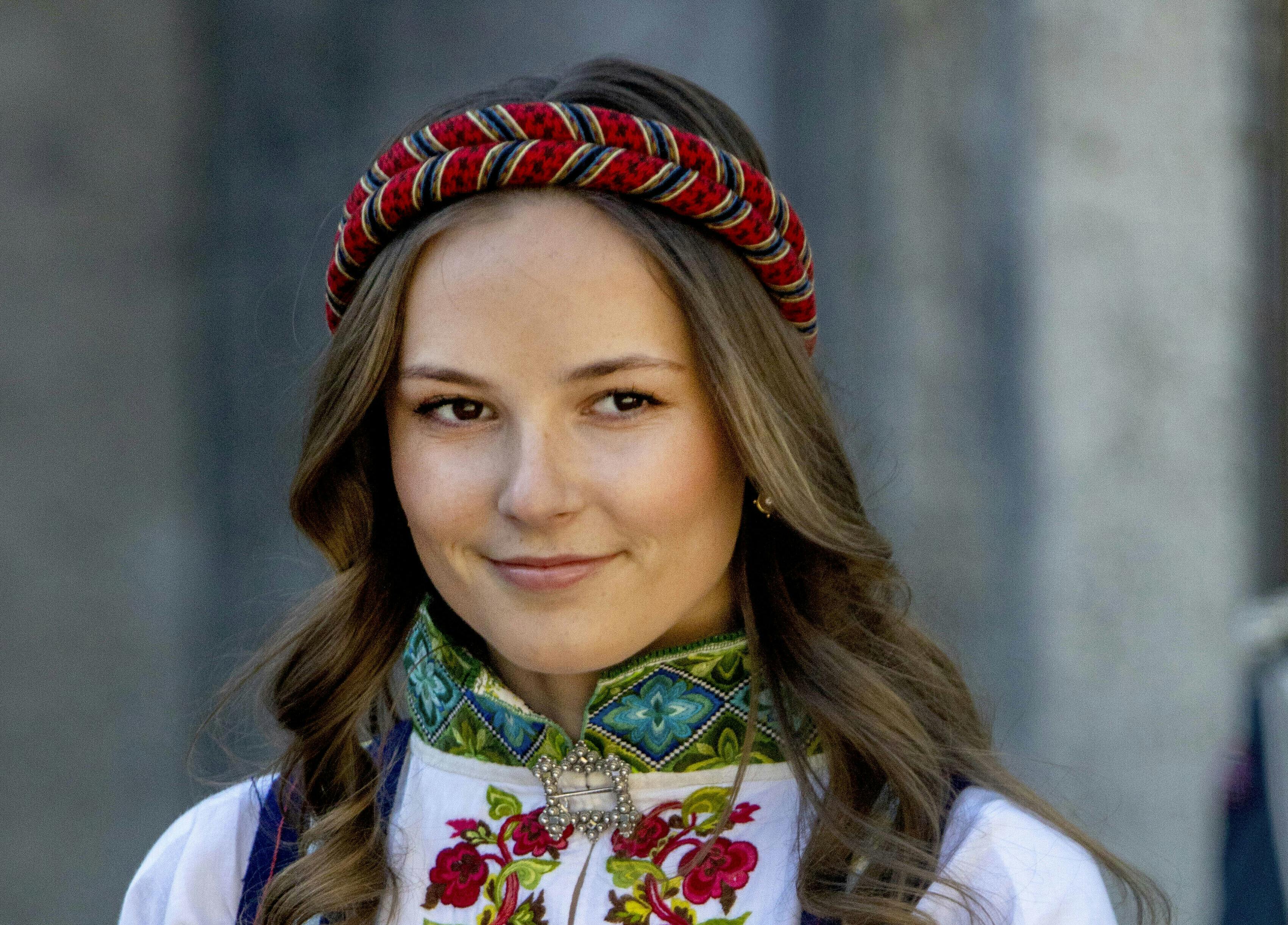 19-årige prinsesse Ingrid Alexandra er datter af kronprins Haakon og kronprinsesse Mette-Marit og står til at arve tronen efter sin far. 