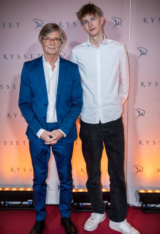 Albert Amadeus August fulgtes med sin far, da filmen "Kysset" havde premiere i februar.