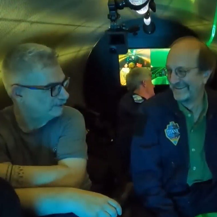 Her ses David Pogue (t.v.), da han dykkede ned med holdet bag ubåden.