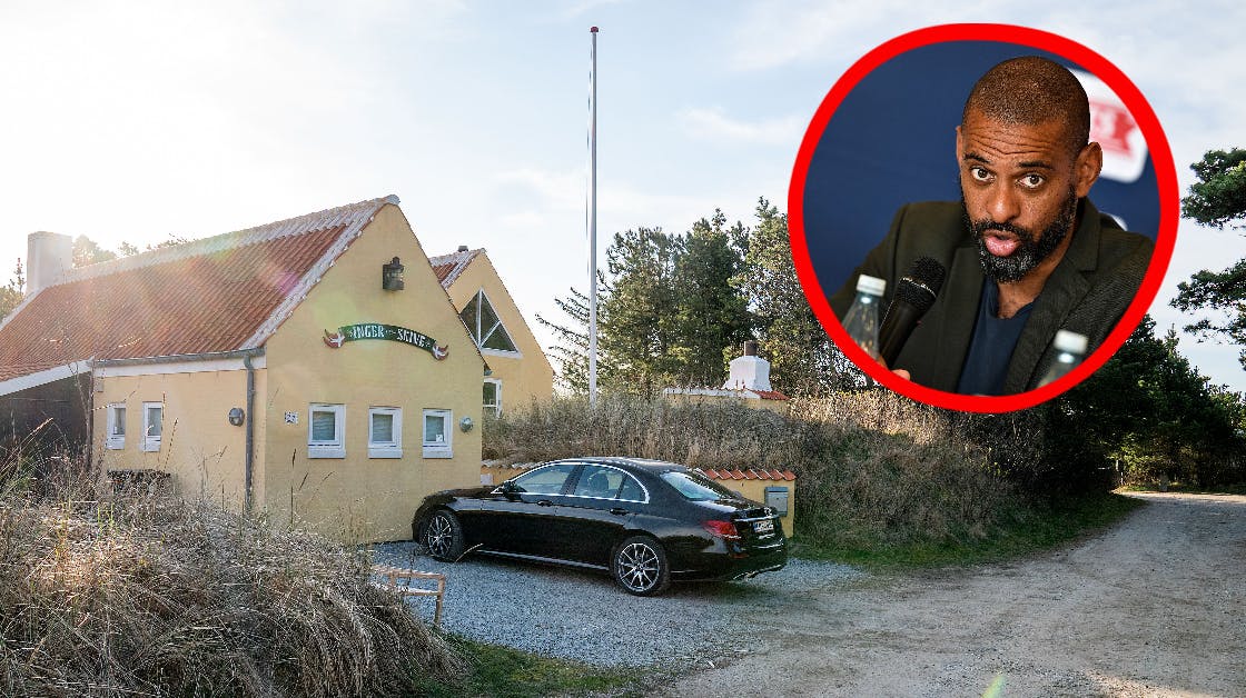 Det er sommerhuset her, som Skat netop har taget et udlæg i.