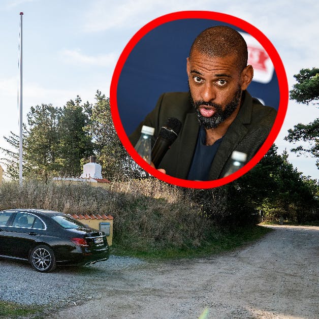 Det er sommerhuset her, som Skat netop har taget et udlæg i.