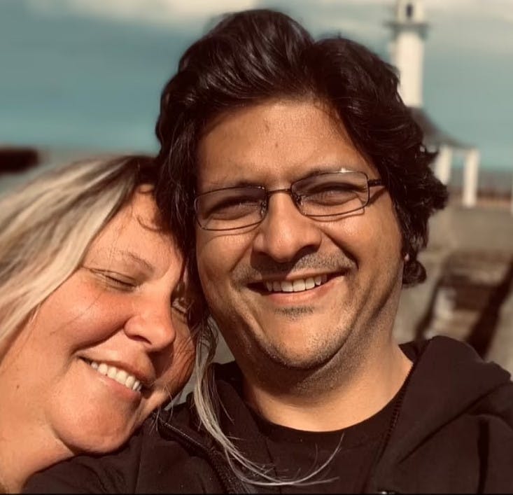 Her ses Shahzada Dawood, 48, sammen med sin kone. Og parrets søn på 19 år er med i ubåden.