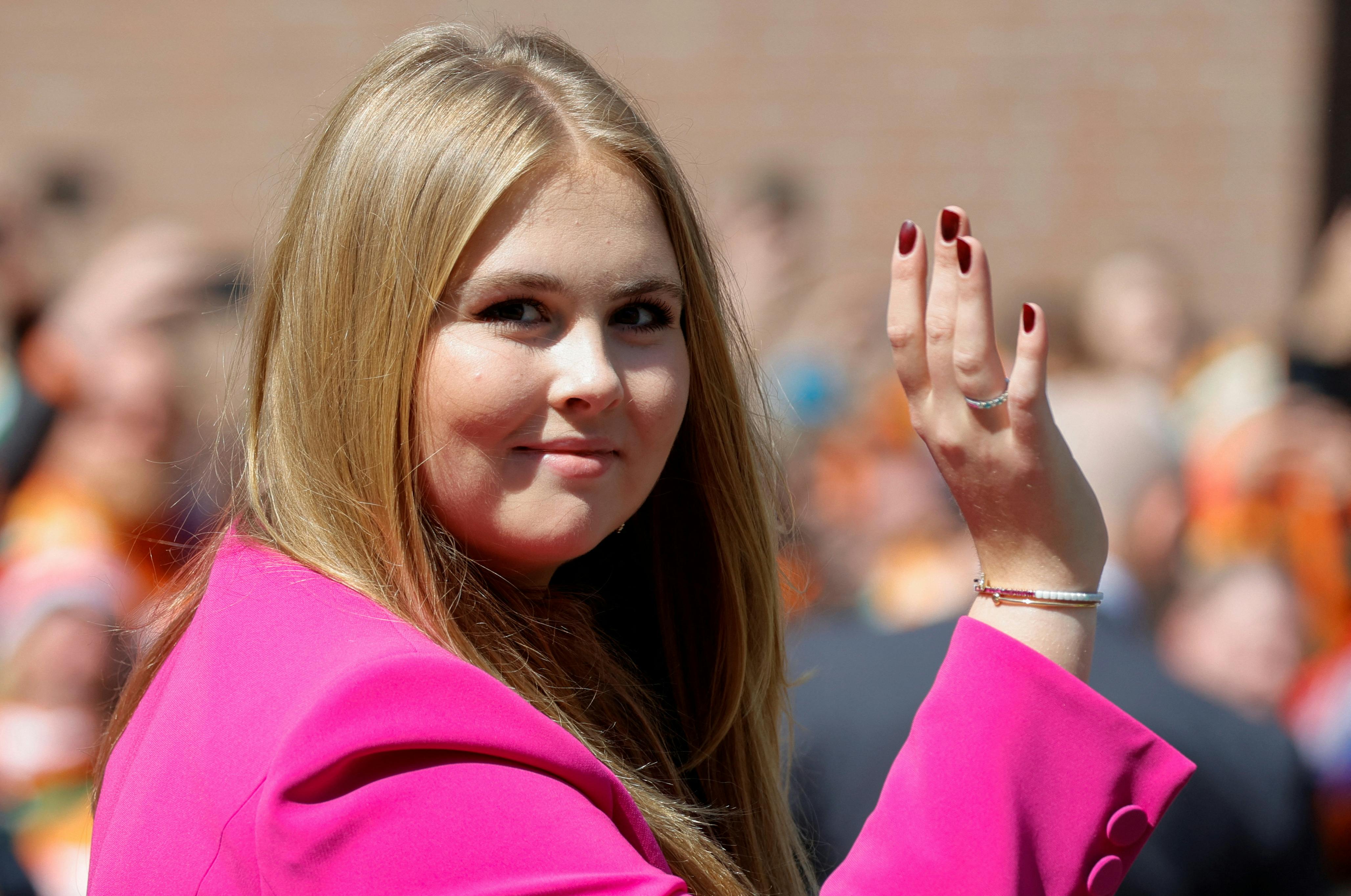 19-årige Catharina-Amalia frasagde sig sin apanage – i hvert fald for en stund – da hun fyldte 18 år. Det vides ikke, om prins Christian har tænkt sig at gøre det samme, når han til oktober fylder 18 år. 