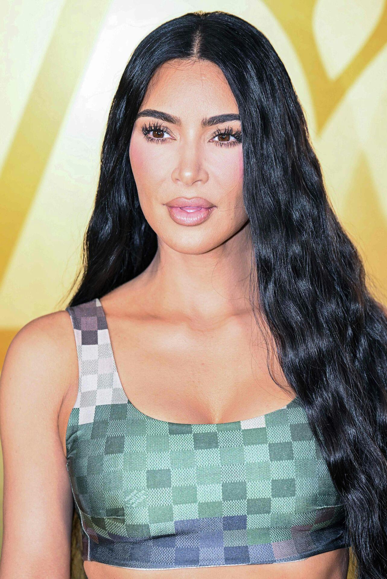 Kim Kardashian dukkede op i Paris for at støtte op omkring Pharrell Williams' første modeshow med Louis Vuitton.