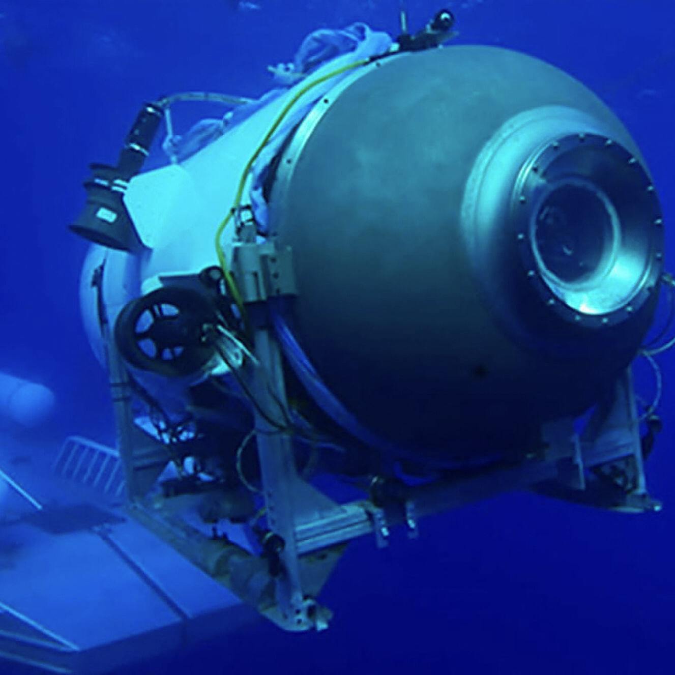 Ubåden forsvandt søndag morgen lokal tid, da den mistede kontakten med overfladen cirka en time og 45 minutter inde i dykket mod Titanics vrag.