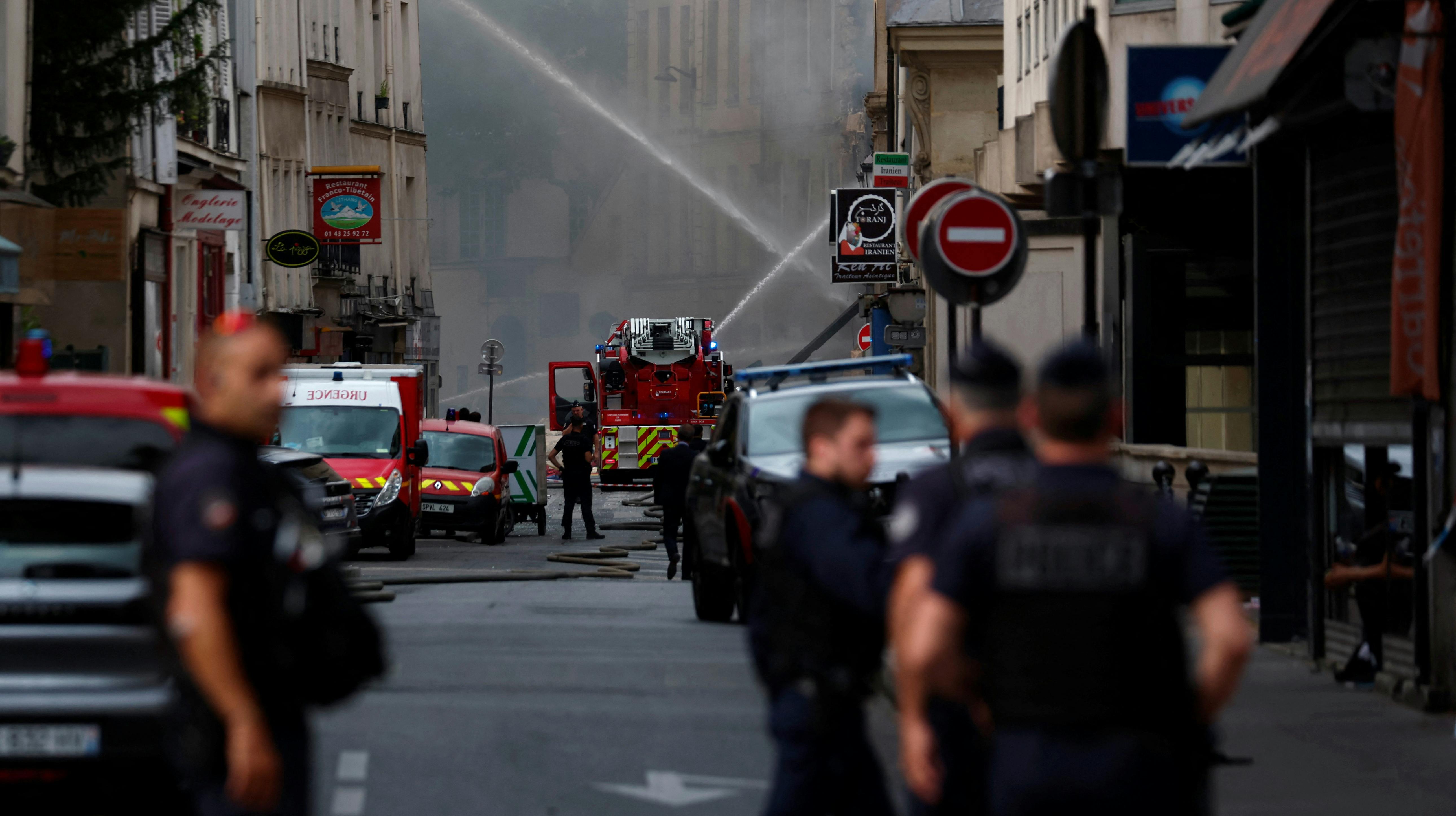 Fransk politi og brandvæsen arbejder på at få flammerne under kontrol efter den voldsomme eksplosion 
