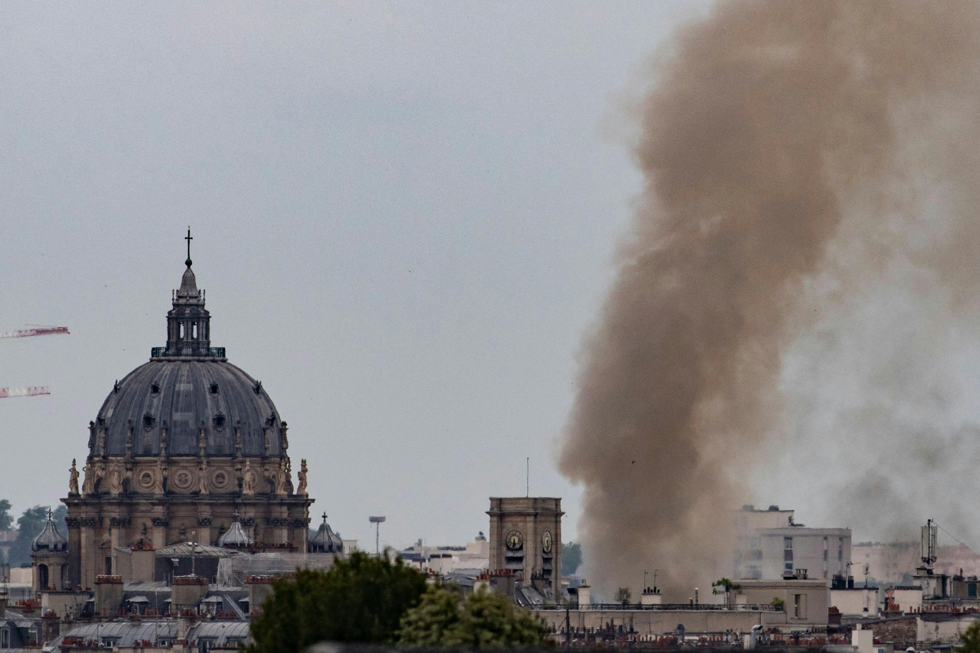 En tung røgsøjle stiger op over centrum af Paris onsdag eftermiddag&nbsp;
