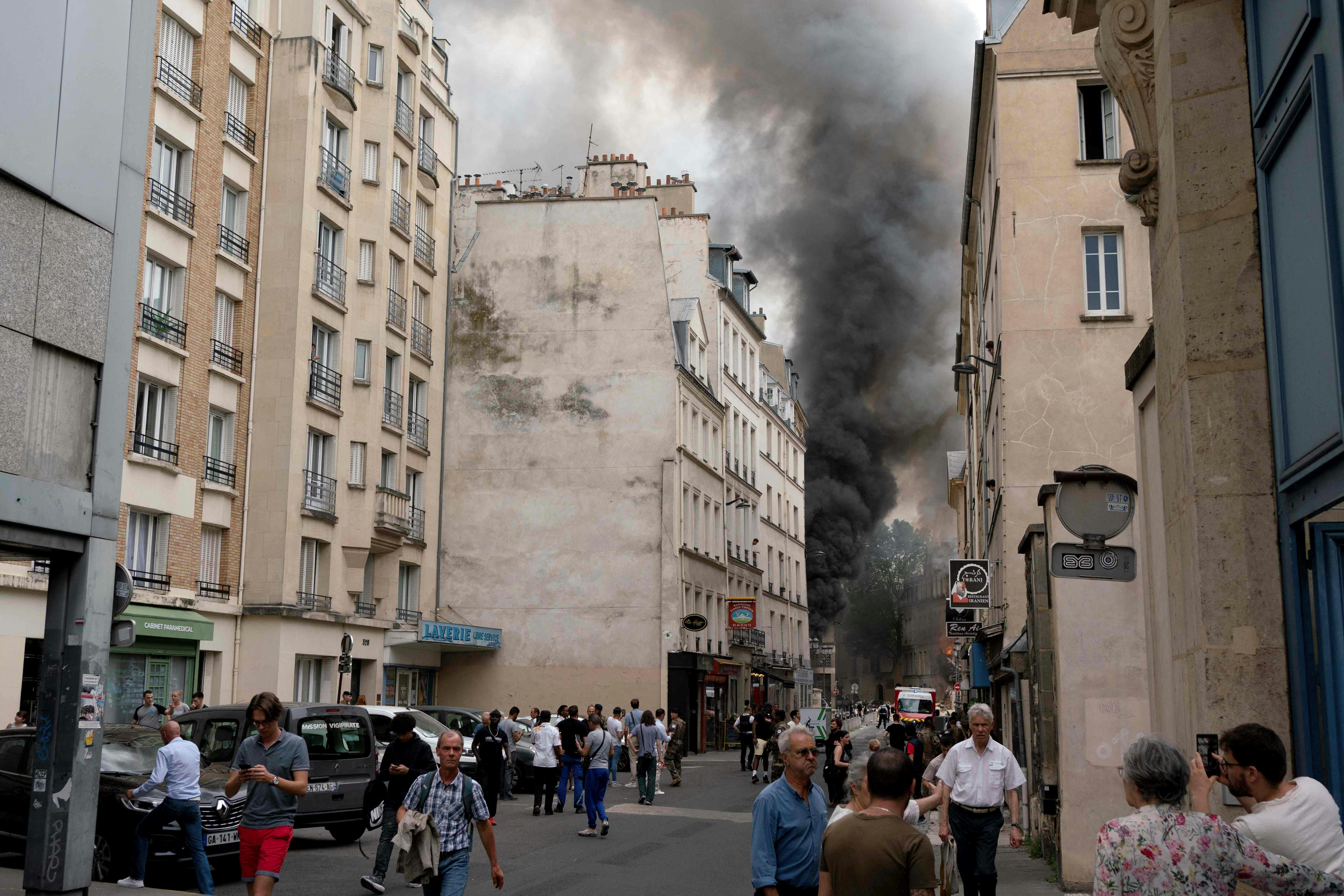 Røg fylder gaderne omkring en bygning ved Place Alphonse-Laveran i det femte arrondissement i Paris
