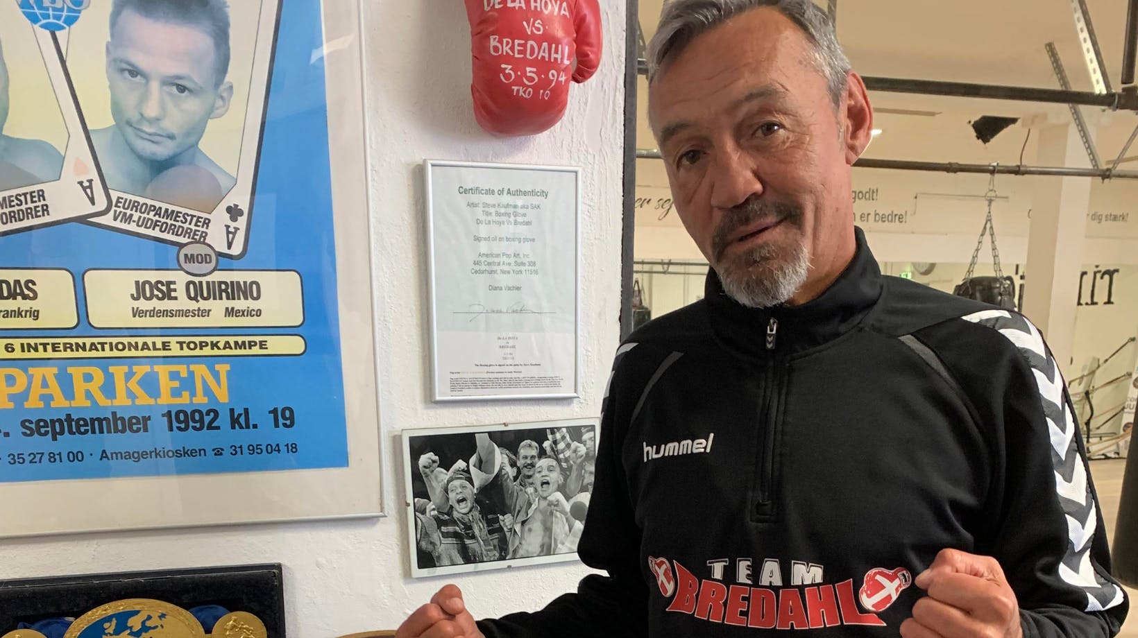 Den tidligere danske sportsstjerne viser med stolthed både EM og VM-bælter frem samt billeder og avisudklip fra den imponerende karriere. 