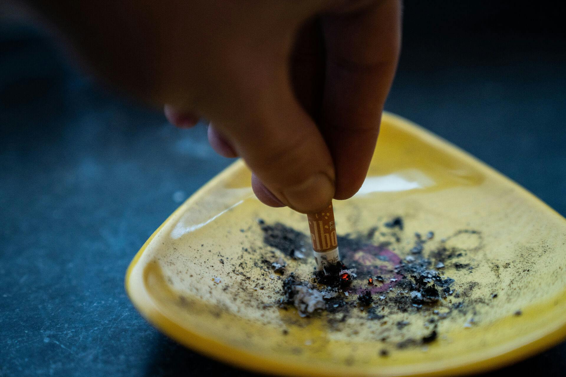 En ny meningsmåling afslører, at mange danskere ønsker prisen for cigaretter sat markant op.&nbsp;