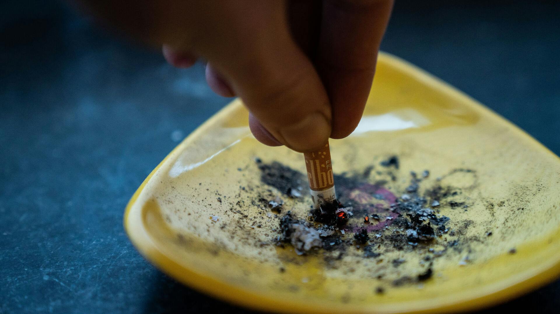 En ny meningsmåling afslører, at mange danskere ønsker prisen for cigaretter sat markant op. 