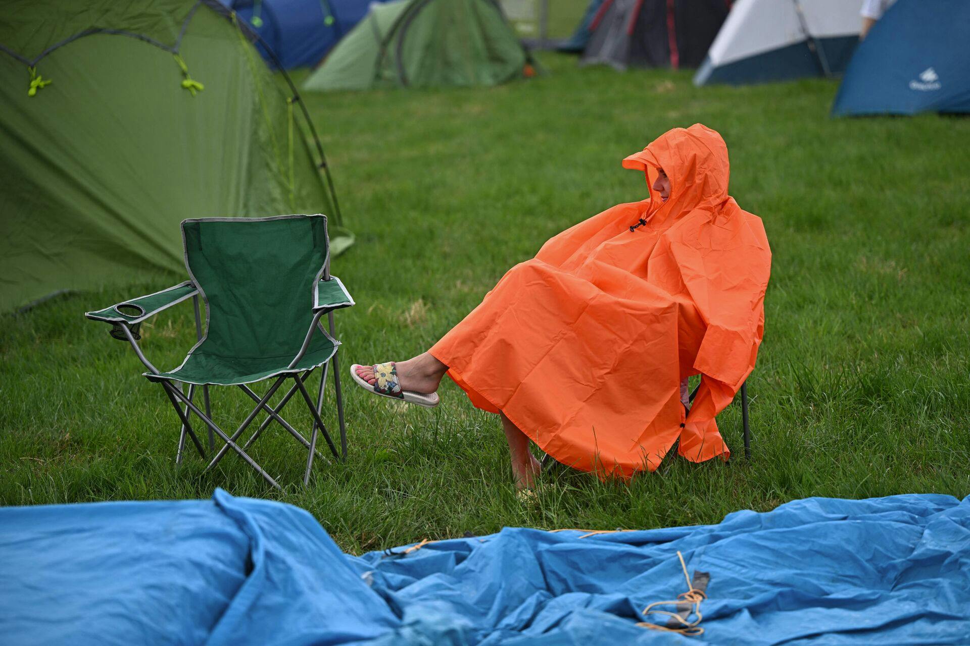 Regn, regn, regn på den første dag af Glastonbury 2023.
