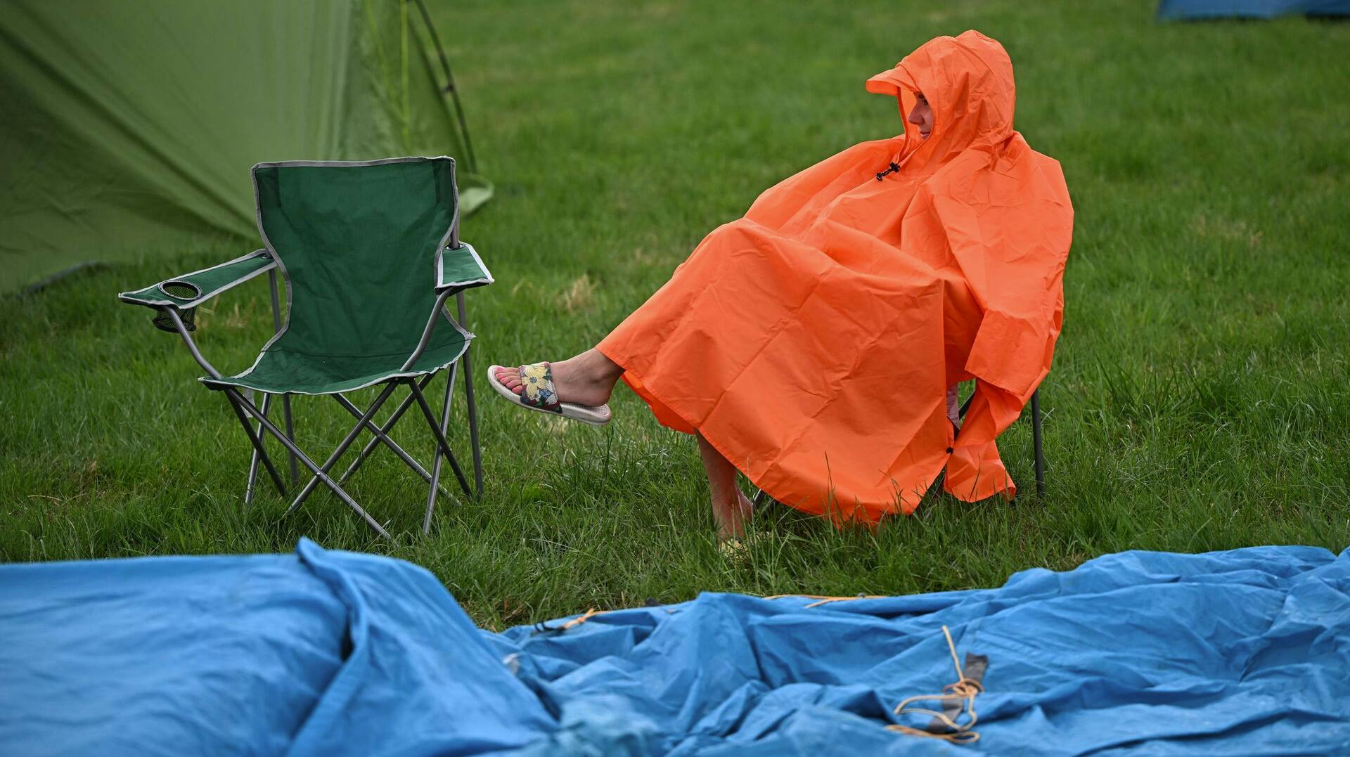 Regn, regn, regn på den første dag af Glastonbury 2023.