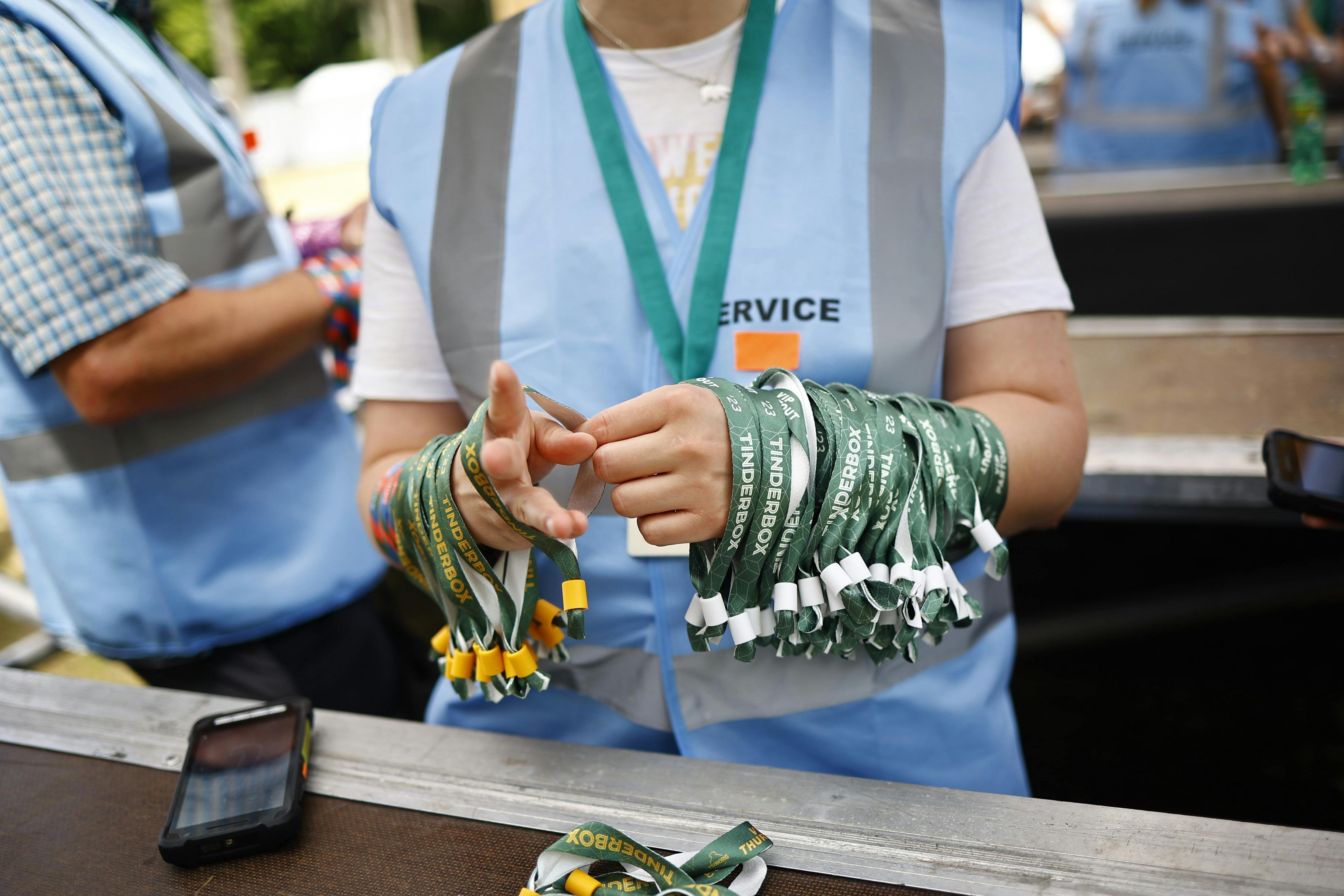 De mange armbånd er klar til at blive delt ud til de spændte festivalsgæster.
