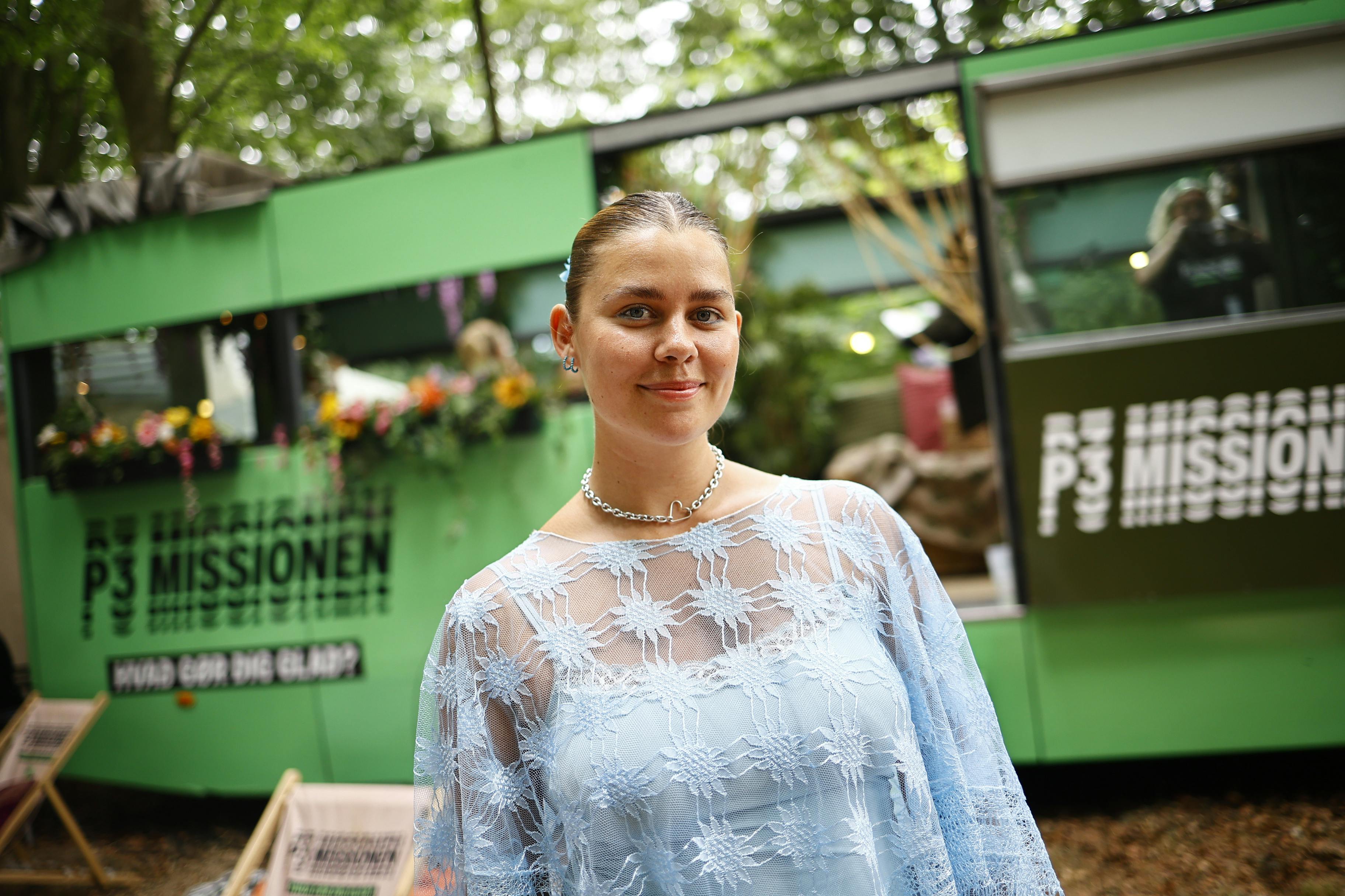 Anna Lin foran P3-missionens bus.