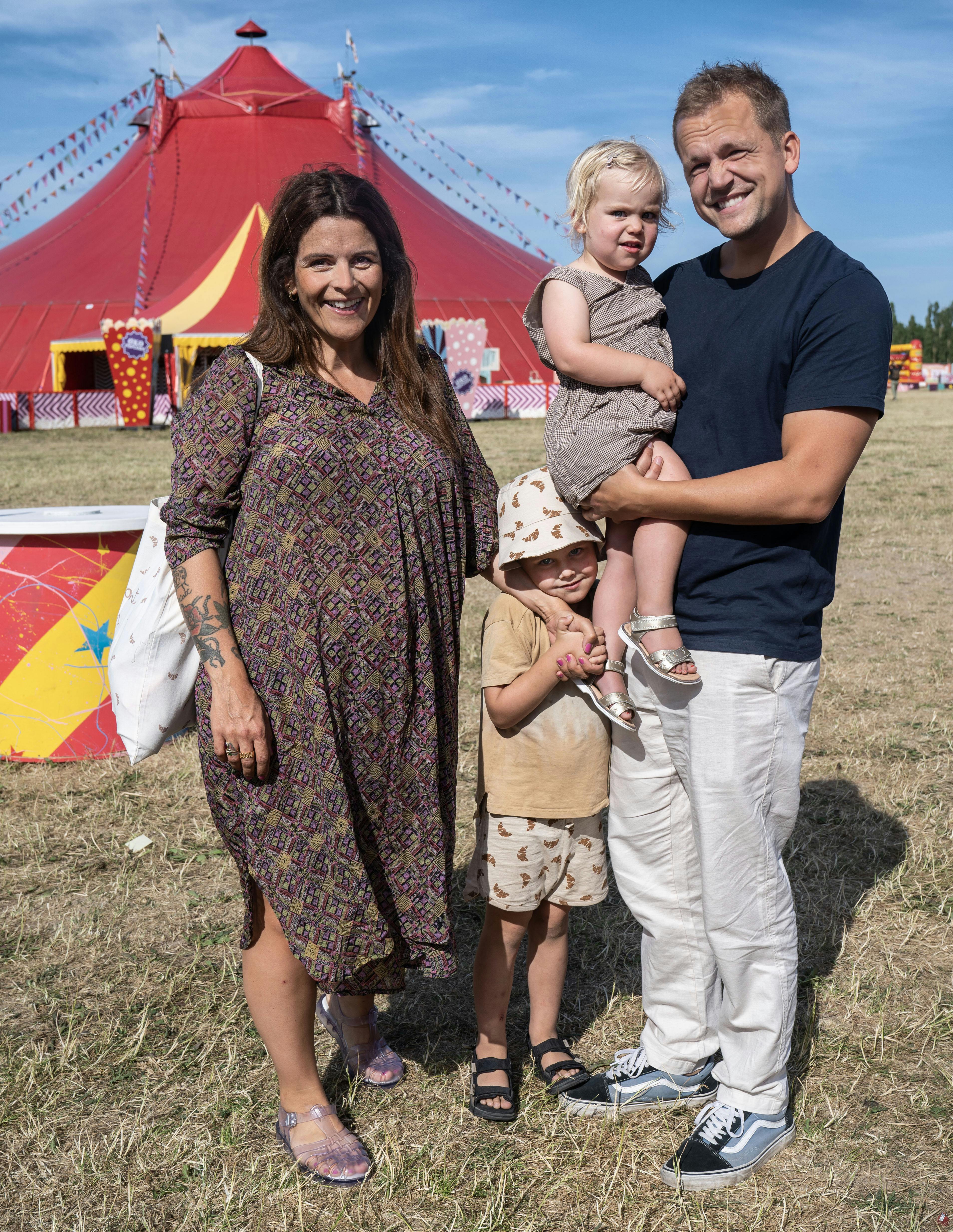 OPGAVE: Premiere: Cirkus Summarum – Den magiske juvel.Her: Petra Nagel med manden Asbjørn samt Emil og RosaSTED: Marbækvej 5, BallerupJOURNALIST: Catja Klarskov og Camilla Maria JohansenFOTOGRAF: Hanne JuulDATO: 202306122