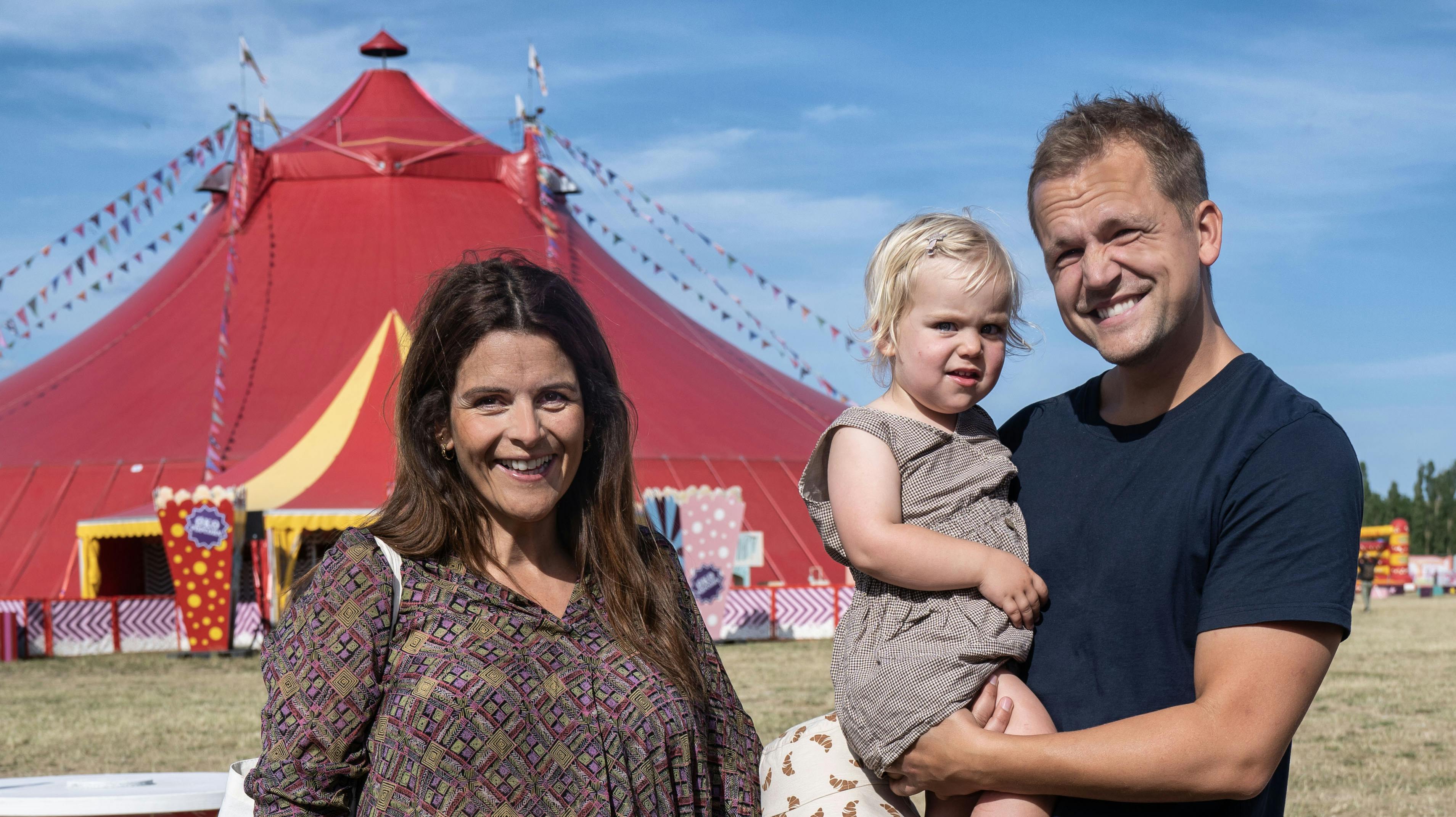 OPGAVE: Premiere: Cirkus Summarum – Den magiske juvel.Her: Petra Nagel med manden Asbjørn samt Emil og RosaSTED: Marbækvej 5, BallerupJOURNALIST: Catja Klarskov og Camilla Maria JohansenFOTOGRAF: Hanne JuulDATO: 202306122