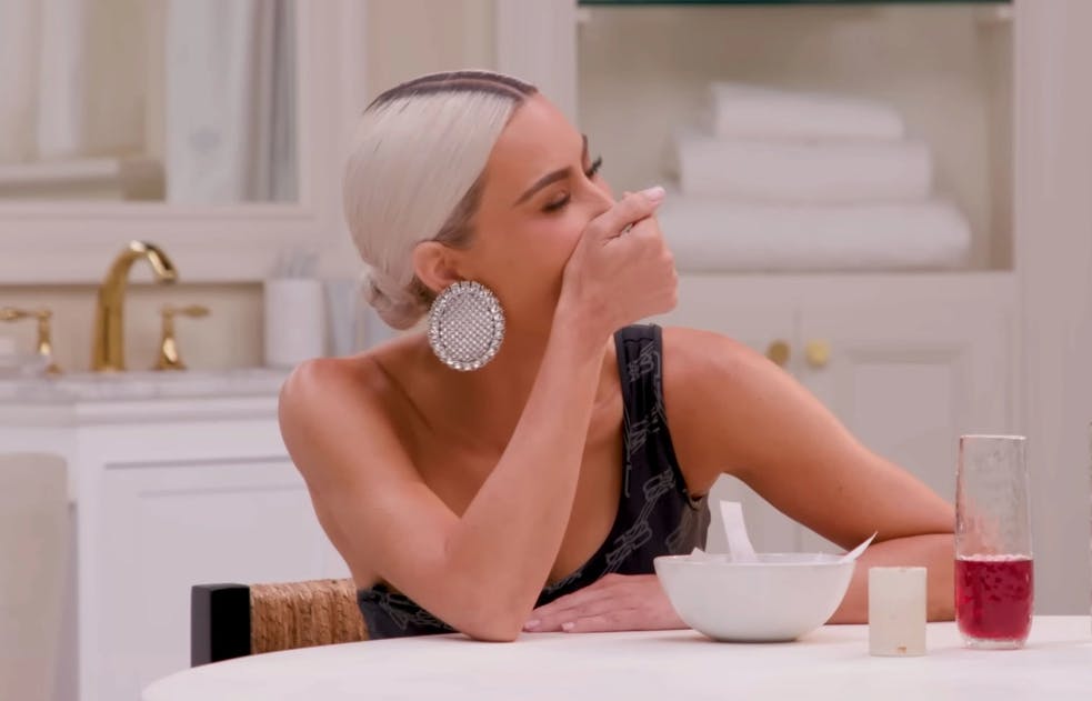 Thihi! Kim Kardashian har svært ved at holde fniseriet tilbage, da hun indrømmer, at hun har et kendis-crush.