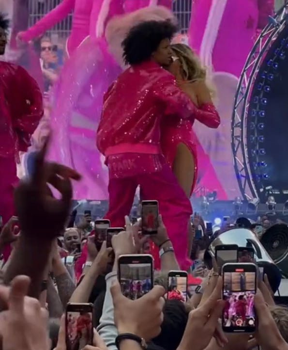 En af Beyoncés dansere var hurtig til at hoppe ind foran hende og placere hendes hånd på brystet, så der ikke skete nogle Janet Jackson-lignende uheld.
