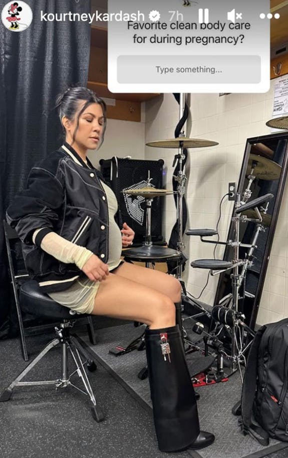 Kourtney Kardashian ved trommesættet med den voksende babybule.
