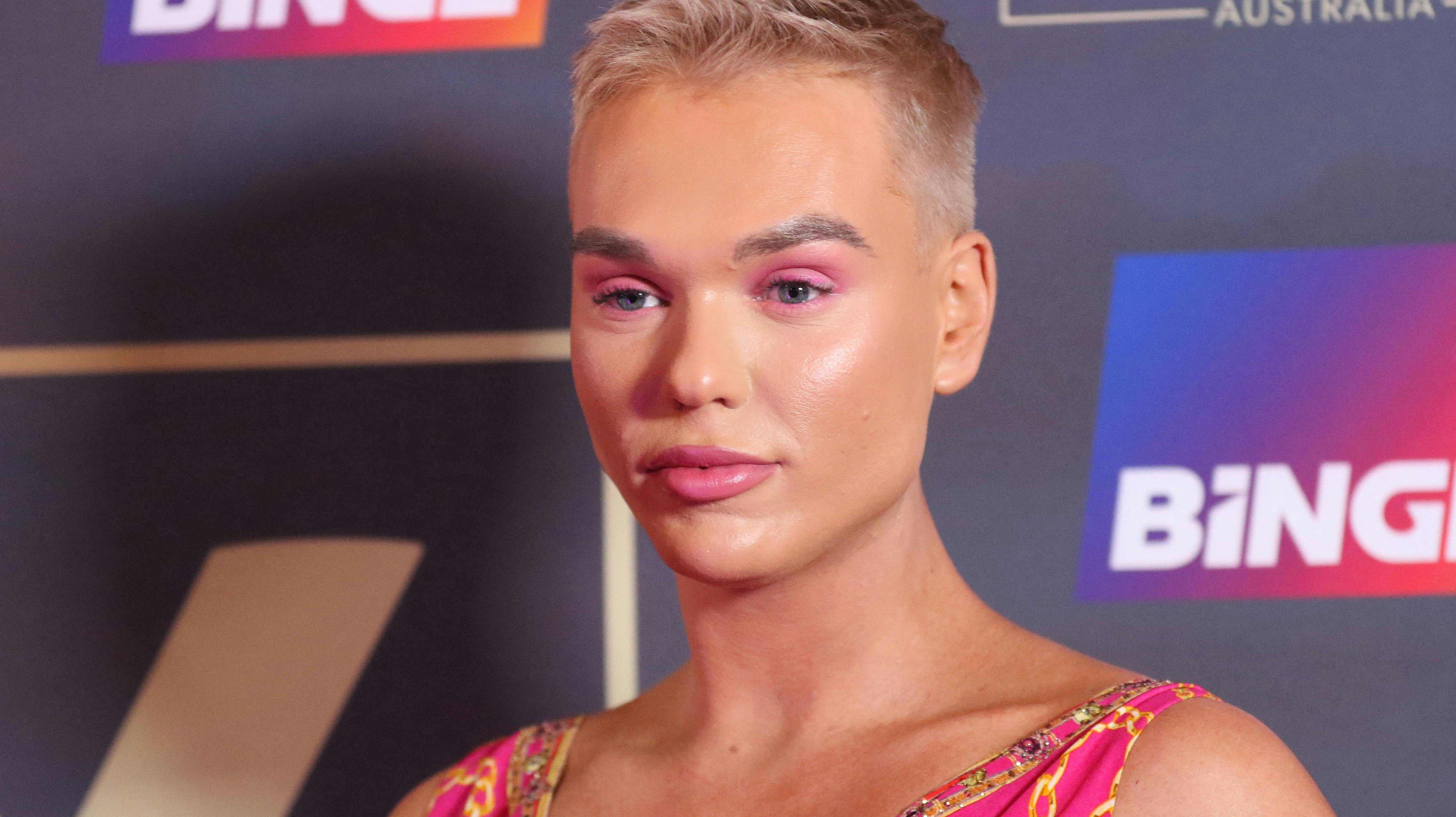Den australske sanger Jack Vidgen forsvarer sin ret til at gå i kjoler. 