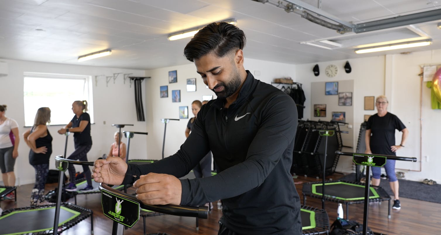 SE og HØR's udsendte reporter blev sat på en hård opgave sammen med de mere rutinerede "jumpere".