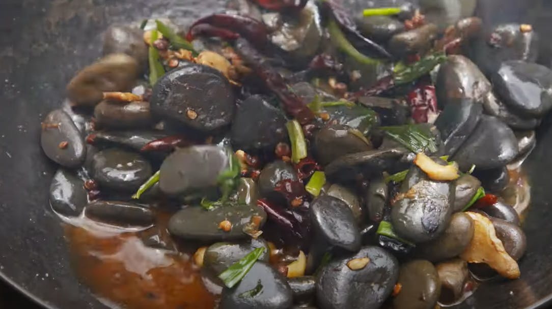 De smager af fisk. Men dette er friske sten direkte fra flodbredden, der efterfølgende er blevet stegt i chili, hvidløg og ingefær. 