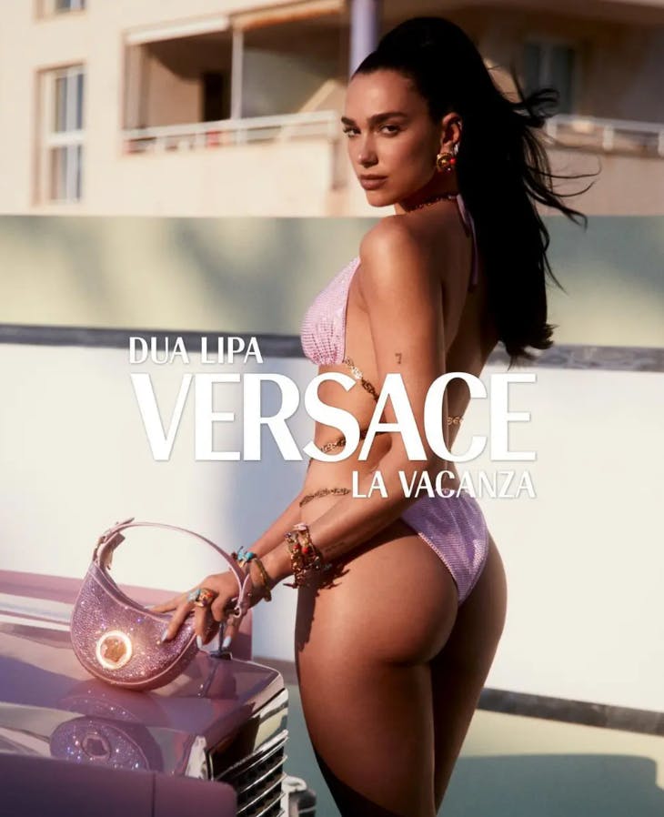 Dua Lipa har fundet sin indre Barbie frem i den nye Versace-kampagne.
