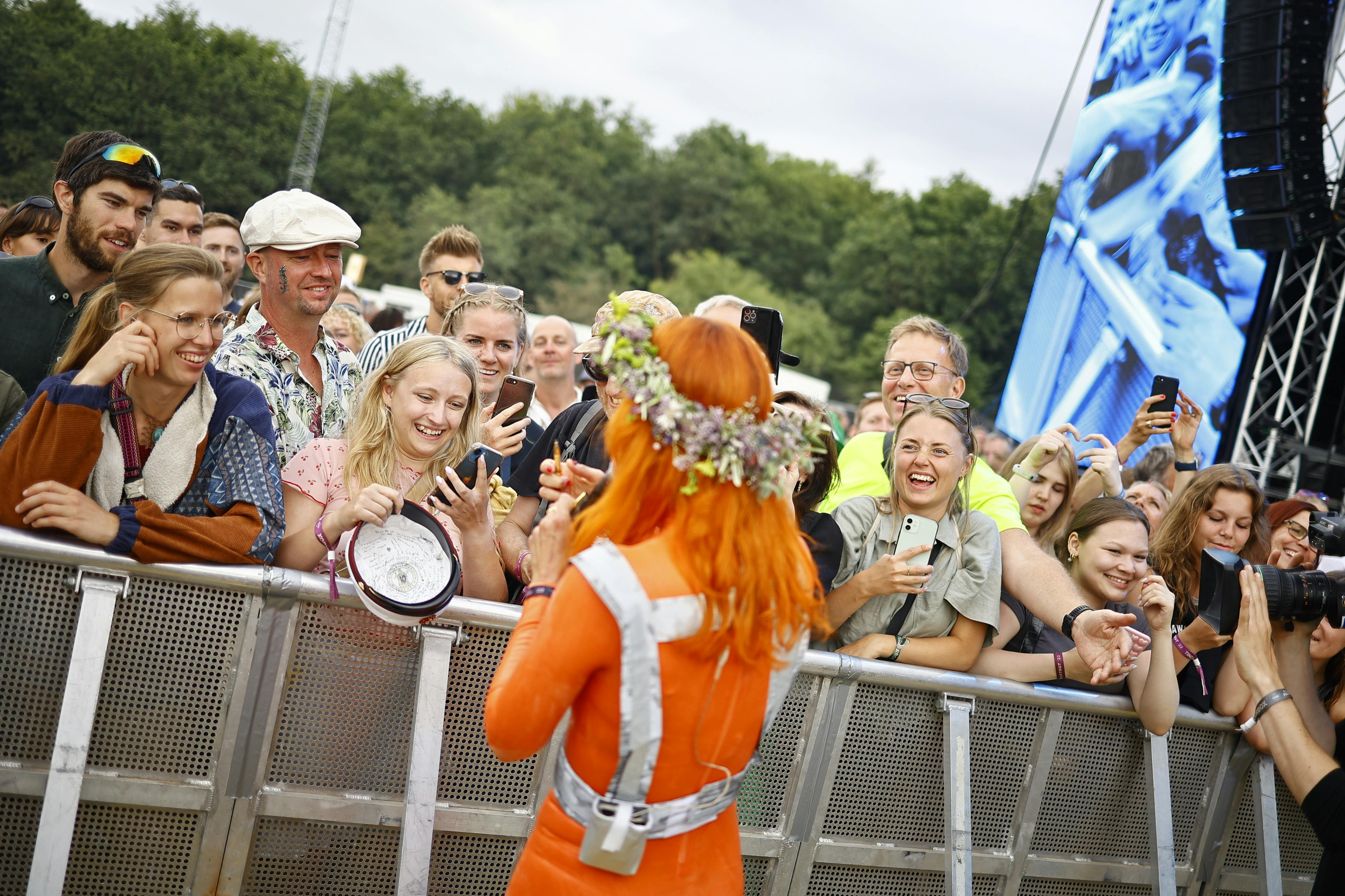 – Okay, jeg har lige fået den her, og det er meget vigtigt, siger Oh Land og begynder at skrive i en studenterhue. – Jeg ved ikke, hvad det ligner. Men det er i hvert fald en krusedulle, siger hun.