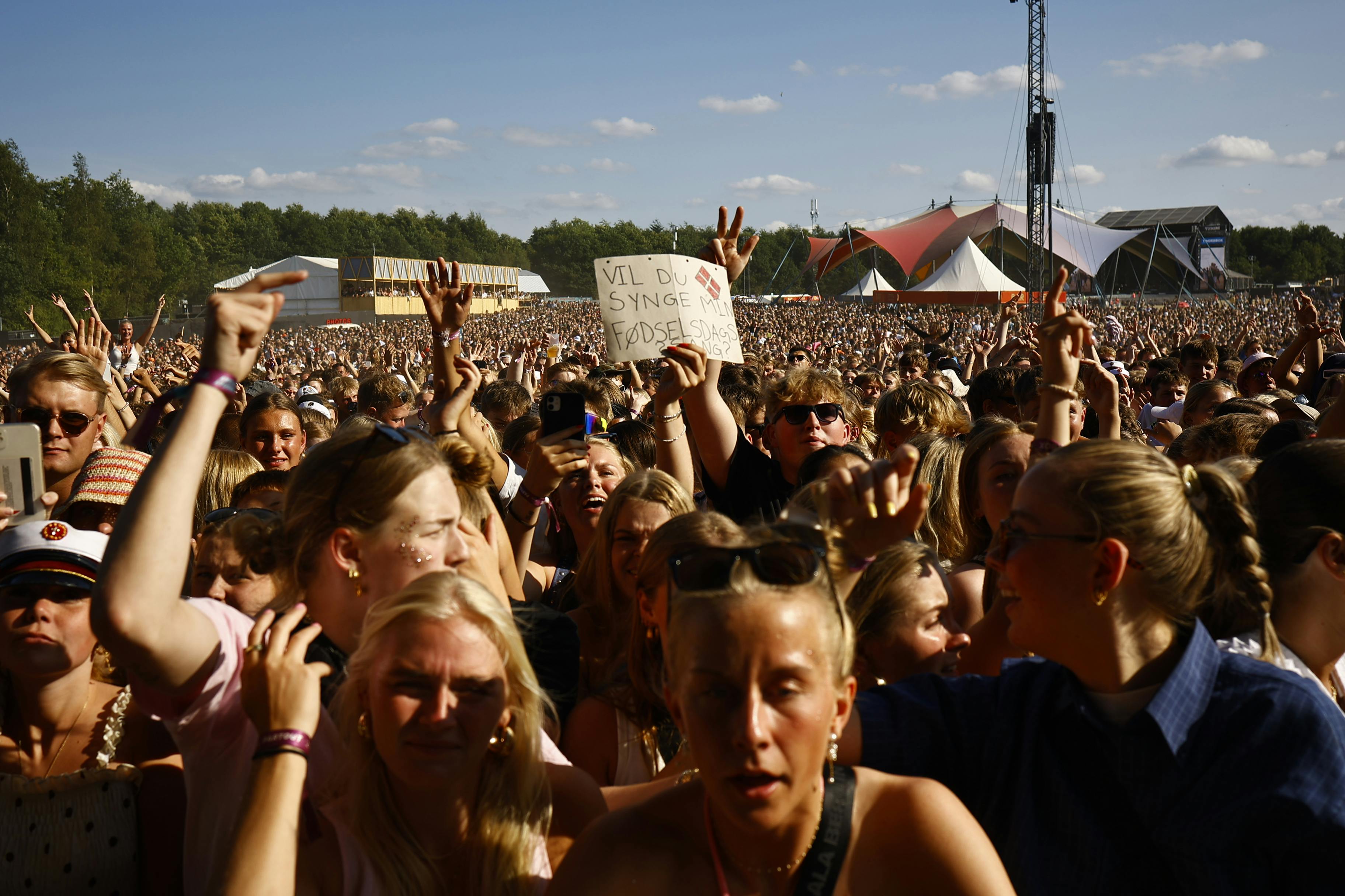 Publikum så langt, øjet rækker, til Medina dagen før.