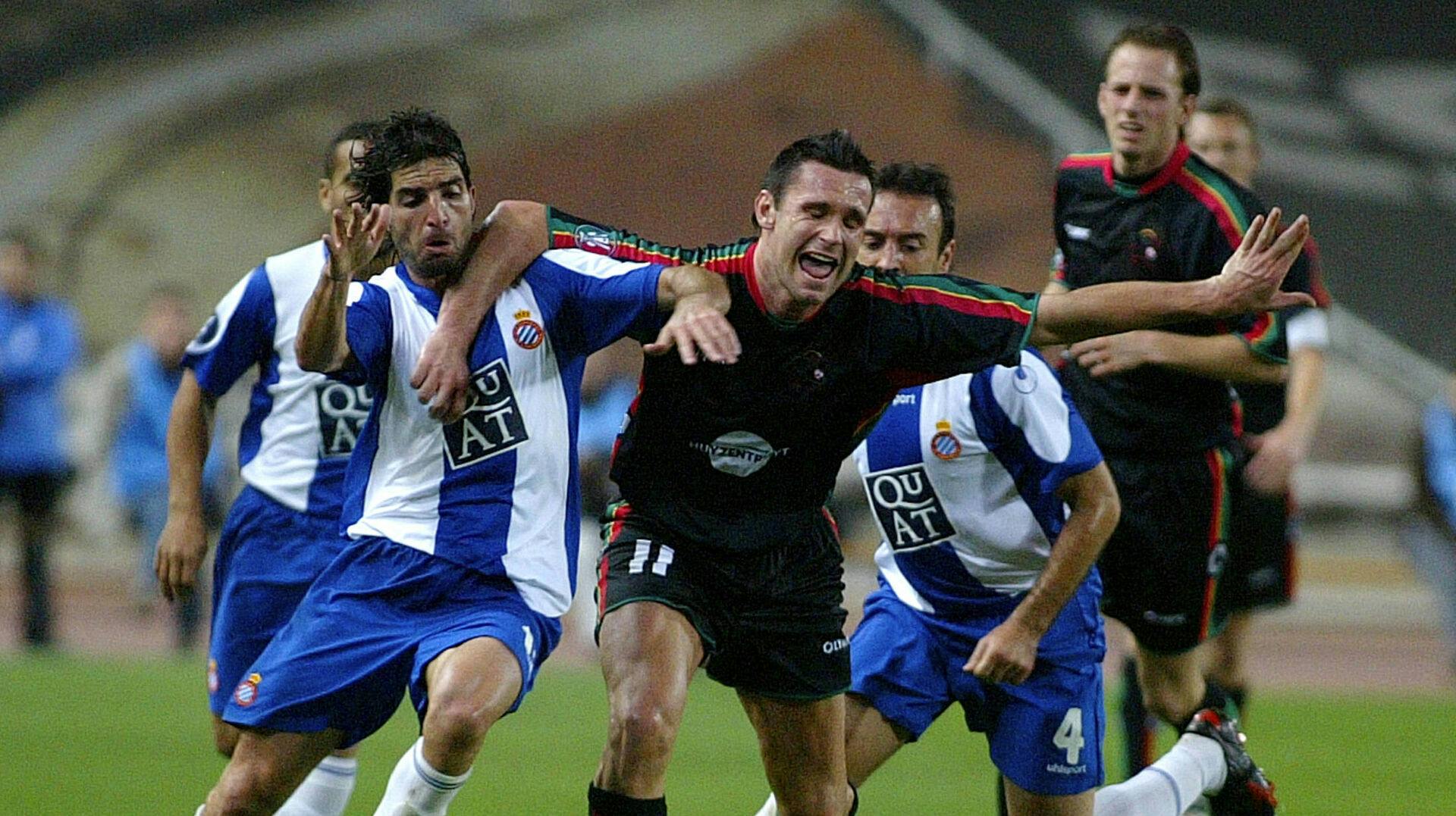 Den tidligere professionelle fodboldspiller Cédric Roussel (I midten) er død. Han blev 45 år. 