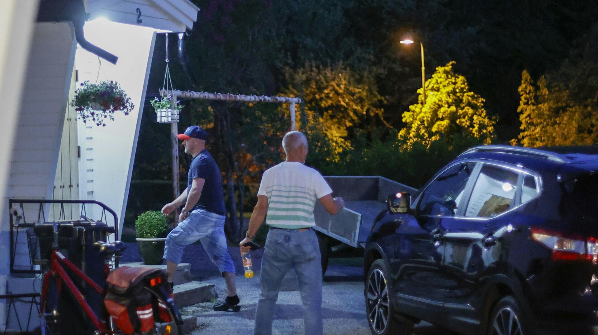 Her ses Viggo Kristiansen (t.v.) og hans far Svein Kristiansen, da de kommer hjem, efter Viggo endelig er tilbage i friheden.