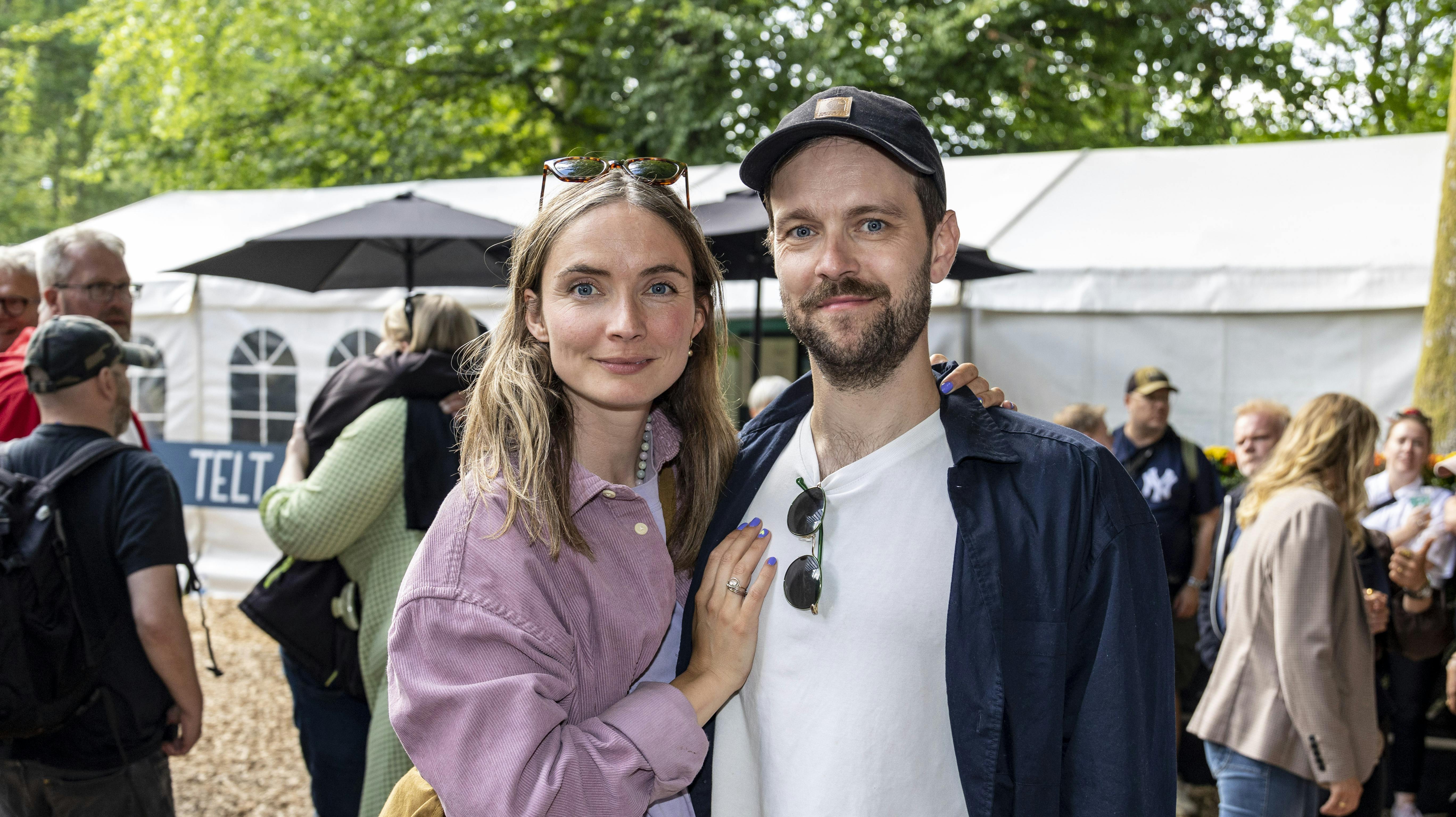 Neel Rønholt og Jens Sætter-Lassen sagde lørdag ja til at gifte sig med hinanden.