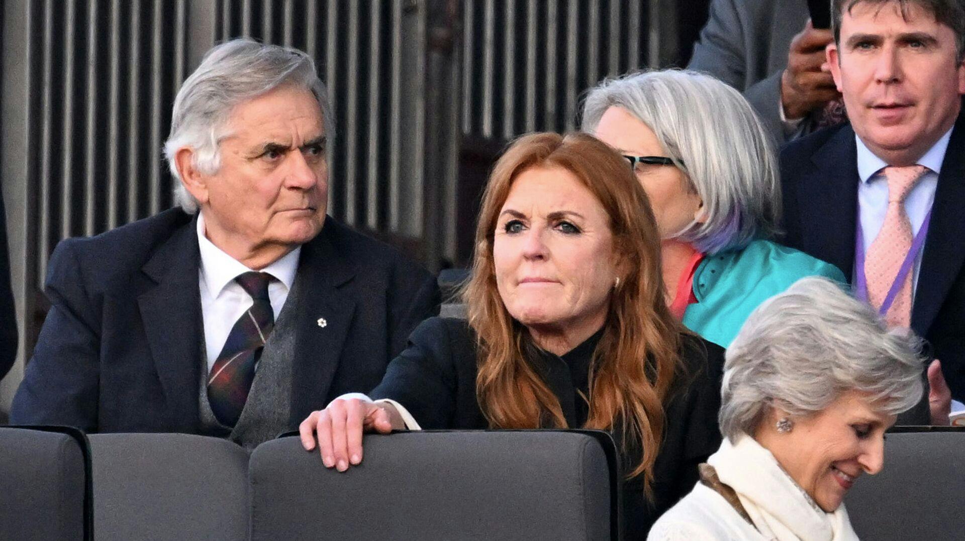 Her ses Fergie i sidste måned under indsættelsen af kong Charles.
