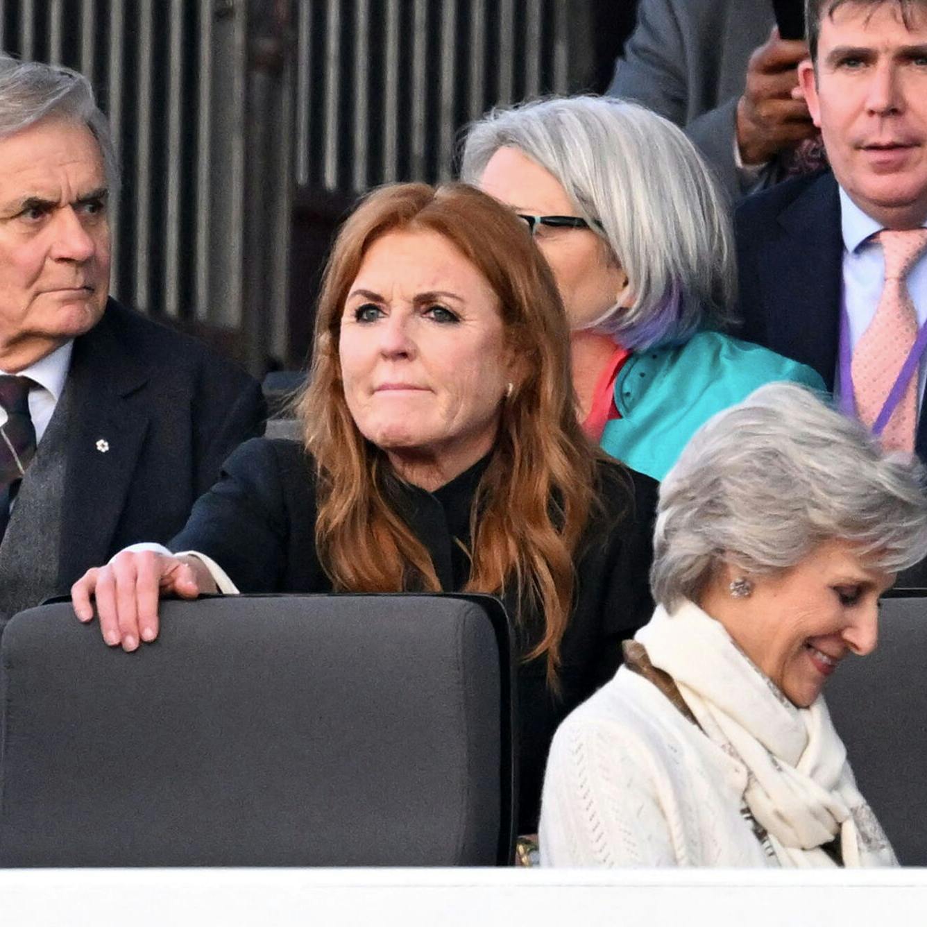 Her ses Fergie i sidste måned under indsættelsen af kong Charles.