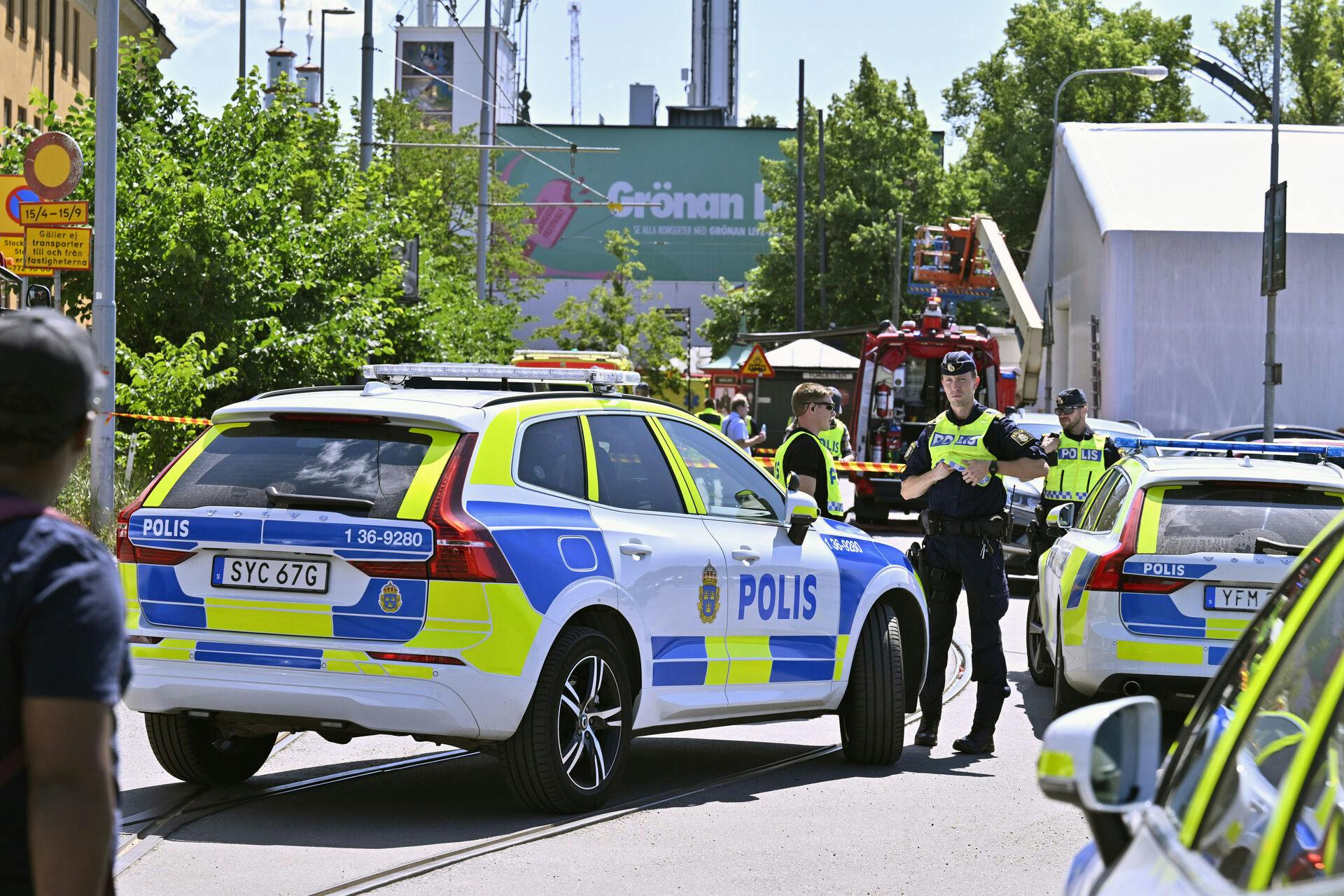 Politiet og ambulancereddere er massivt til stede i forlystelsesparken&nbsp;Gröna Lund, hvor en person er død efter et fald fra en rutsjebane.&nbsp;